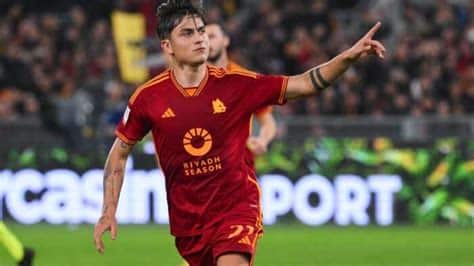 Write informative laconic excerpt under 30 words in mexican spanish for news below. Do not wrap it into quotation marks or html tags. Aug 22, 2024, 08:15 PM ETArgentina star Paulo Dybala announced on Thursday that he would remain with AS Roma, ending weeks of speculation linking him with a lucrative move to Saudi Pro League club Al Qadsiah.Multiple reports indicate that Dybala turned down an offer of €75 million ($83M) over three years."Thank you Rome...See you on Sunday," he said in an Instagram post.Dybala&apos;s decision came amid a period of uncertainty about his future. He trained separately from the Roma first team on Thursday and was absent from the starting lineup in their opening Serie A match against Cagliari last Sunday.Dybala is entering his last year of his contract with Roma but the deal has an automatic extension if he plays at least 15 official matches this season. He will earn €7.5 million plus €2 million in add-ons and bonuses.Since joining Roma from Juventus in 2022, Dybala has established himself as a key figure in the team. In 78 appearances, he has scored 34 goals and provided 18 assists.Roma fans had made their feelings clear last week, with protests outside the club&apos;s training ground urging the club not to transfer the star.Dybala&apos;s commitment to Roma ignited a frenzy of joy among supporters, who gathered outside his home on Thursday night to celebrate the news.Al Qadsiah, who made multiple attempts to secure Dybala&apos;s services since the beginning of the summer transfer window, is a newly promoted Saudi club with a star-studded roster including former Real Madrid defender Nacho Fernandez and ex Arsenal striker Pierre-Emerick Aubameyang.Dybala&apos;s decision to stay was met with enthusiasm from his Roma and Argentina teammate Leandro Paredes. "For those who haven&apos;t understood it, he remains with us," he posted. ,Estrella argentina Paulo Dybala anuncia que se queda en AS Roma, rechazando ofertón millonario de Al Qadsiah. Los fans enloquecen.