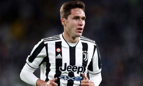 Write informative laconic excerpt under 30 words in mexican spanish for news below. Do not wrap it into quotation marks or html tags. Aug 28, 2024, 08:18 AM ETLiverpool have agreed a deal with Juventus for winger Federico Chiesa, the club confirmed on Thursday.The deal, involving a reported €13 million ($14.5m) fee initially, will see Chiesa join Mohamed Salah, Diogo Jota, Cody Gakpo and Luis Díaz in an already talented frontline on Merseyside.The 26-year-old had been close to a transfer to Barcelona for a similar fee earlier this month, but the LaLiga side have been unable to structure a deal amid the stringent salary cap rules that saw Dani Olmo miss their first two league games as they struggled to register their star signing.Federico Chiesa scored nine goals in 33 Serie A games last season. Valerio Pennicino/Getty ImagesChiesa, whose contract at Juventus expires at the end of this season, has been hit by a series of injuries, including a 10-month cruciate ligament lay-off, since helping Roberto Mancini&apos;s Italy team to success in Euro 2020.Thiago Motta, who replaced Massimiliano Allegri as Juventus&apos; head coach for this season, had told Chiesa he was free to leave the club earlier in the transfer window as he was not part of the club&apos;s plans for 2024-25.He becomes Arne Slot&apos;s second signing for Liverpool after Valencia goalkeeper Giorgi Mamardashvili joined on Tuesday for a fee of €40 million.The 23-year-old, who helped Georgia reach the round of 16 during their first appearance at a major tournament at Euro 2024, will remain with Valencia until the end of this season before moving to Anfield next summer.Information from ESPN&apos;s Mark Ogden contributed to this report. ,Liverpool ficha al extremo Federico Chiesa del Juventus por €13 millones, fortaleciendo su delantera con Salah, Jota, Gakpo y Díaz. Arne Slot lo incorpora como segundo fichaje.