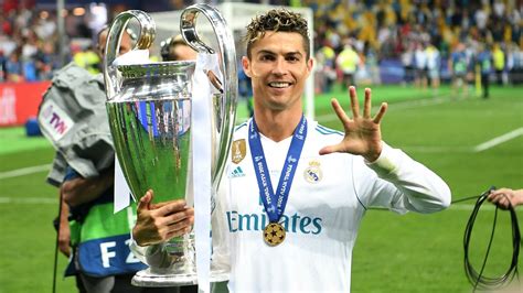 Write informative laconic excerpt under 30 words in mexican spanish for news below. Do not wrap it into quotation marks or html tags. Aug 29, 2024, 01:00 PM ETCristiano Ronaldo has won the Champions League five times. Angel Martinez/Real Madrid via Getty ImagesAl Nassr captain Cristiano Ronaldo left the door open to one day returning to play in the Champions League as he helped with this season&apos;s draw on Thursday.The former Sporting, Manchester United, Real Madrid and Juventus forward was presented with an award for being the all time top scorer in Champions League history, with 140 goals in the competition.Ronaldo and Gianluigi Buffon were on stage as the first draw under the new format was revealed in Monaco.When teased by UEFA president Aleksander Čeferin for not playing in the competition anymore, Ronaldo didn&apos;t rule out one day returning."I play Asian [Champions] League, don&apos;t forget that," Ronaldo said."For me it is a pleasure to be here. Thank you for this amazing award it means a lot to me," Ronaldo said."As you know, Champions League it&apos;s the highest in football. I had an opportunity, not only you know the record speaks for itself, but I don&apos;t mean that, I mean the pleasure to play that competition... it&apos;s our motivation."Football... you never know what&apos;s going to happen, let&apos;s see what the future brings."He lifted the trophy five times, once with United and four times with Madrid. ,Cristiano Ronaldo, capitán de Al Nassr, deja la puerta abierta para regresar a la Champions League después de ser el máximo goleador histórico del torneo.