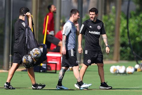 Write informative laconic excerpt under 30 words in mexican spanish for news below. Do not wrap it into quotation marks or html tags. Aug 28, 2024, 06:07 PM ETLionel Messi returned to group training with Inter Miami CF on Wednesday, more than six weeks after the Argentina captain left the Copa América final with a badly sprained right ankle.There is still no official timetable for when Messi, the eight-time Ballon d&apos;Or winner, will play again for Inter Miami, which has the best record in MLS so far this season, although coach Gerardo Martino said on Friday that he would be back in time for the playoffs.Inter Miami visits Chicago on Saturday, then doesn&apos;t return to MLS play until a Sept. 14 match with Philadelphia. If Messi doesn&apos;t play this weekend, that means he&apos;d have two more weeks to continue rehabbing before returning to game action.Messi was not selected by Argentina to play in World Cup qualifiers in early September."To see him on the field is great," Inter Miami goalkeeper Drake Callender said after the Wednesday workout. "I know he&apos;s been getting treatment every single day, training every single day. He&apos;s dealt with things before. He&apos;s been there, done that and he&apos;s still doing it at the highest level. To see him recoup from the kind of injury we saw at Copa América and be available for us this season, it goes to show the quality of care we have here."Messi has 12 goals and 13 assists in 12 MLS games with Inter Miami this season. He&apos;s missed 14 of the club&apos;s league matches, including each of the last eight either because he was playing for Argentina or recovering from the ankle injury. Also missed by Messi in that span: all four of Inter Miami&apos;s matches in Leagues Cup play, as the team tried to defend the trophy it won a year ago.Messi last played on July 14, leaving in the second half of Argentina&apos;s win over Colombia in the Copa América final. He was dealing with leg issues throughout that tournament, plus left the field briefly in the first half of the final because of a left ankle issue -- then got hurt again in the second half and had to leave for good.If Messi doesn&apos;t play until the Sept. 14 match, he&apos;ll have had exactly two months to recover and rehab plus gear up for the MLS playoffs. Inter Miami is the only team so far to have clinched a playoff berth and is currently four points clear -- with a match in hand - over the LA Galaxy for the best overall record in MLS."To be able to get him back," Callender said, "it&apos;s going to be huge."Information from The Associated Press was used in this story. ,Lionel Messi regresó a los entrenamientos en grupo con el Inter Miami CF después de una lesión en el tobillo. Aún sin fecha de regreso oficial.