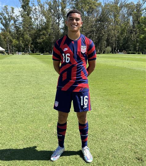 Write informative laconic excerpt under 30 words in mexican spanish for news below. Do not wrap it into quotation marks or html tags. Aug 29, 2024, 04:45 PM ETBarcelona have completed the signing of United States youth international Pedro Soma from Catalan team Cornellá.Florida-born Soma will initially join the club&apos;s U19 side -- who are coached by ex-Brazil international Juliano Belletti -- but could also get minutes with the B team, Barça Atlètic, who play in the third tier of Spanish football.The 18-year-old midfielder joins a growing contingent of American youngsters at Barça, with goalkeeper Diego Kochen and midfielder Adrian Simon Gill also part of the setup.Soma was born in Boca Raton, Florida, to a Brazilian mother and an American father but relocated to Barcelona in 2018.After playing grassroots football in the city, he was picked up by third division side Cornellà in 2020, going on to represent the club&apos;s first team.Pedro Soma captained the U.S. at the U17 World Cup in 2023. Marcio Machado/Eurasia Sport Images/FIFA via Getty ImagesHis performances in Spain have earned him international recognition back in his homeland, where he has won caps with the U.S. at U16, U17 and U18 level.At last year&apos;s U17 World Cup played in Indonesia, he made three appearances as the U.S. progressed to the last 16, captaining the side as they were beaten by eventual winners Germany 3-2.Barça have tracked his progress for a while and on Thursday announced a deal with Cornellà for him to make the switch to the LaLiga giants.Soma already has a close relationship with Kochen and Gill, two more U.S. youth internationals making their way through Barça&apos;s famed academy.Goalkeeper Kochen, 18, was a regular on the bench for the first team last season and has already made his senior debut in a non-competitive match.He is expected to be the B team&apos;s No. 1 this season as the club prioritise game time over travelling with the first team.Gill, 18, is currently on his way back from a long-term injury that kept him out for the majority of last season. ,El joven internacional estadounidense Pedro Soma se une al equipo juvenil U19 del Barcelona desde Cornellà, España. A sus 18 años, se une a la creciente presencia de talentos americanos en el club catalán.