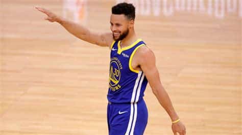 Write informative laconic excerpt under 30 words in mexican spanish for news below. Do not wrap it into quotation marks or html tags. Stephen Curry, jugador de los Golden State Warriors, ha sido seleccionado en el All-NBA Second Team a pesar de haber aparecido en solo 56 juegos debido a lesiones en el hombro y la rodilla. Fuente: RotoWire. A pesar de las lesiones, Curry ha mantenido su rendimiento a nivel de MVP, promediando 29.4 puntos, 6.3 asistencias y 6.1 rebotes por juego en la temporada 2022-2023. Fuente: RotoWire. A pesar de los cambios en el equipo, se espera que Curry siga siendo una selección de primera ronda en los drafts de fantasía debido a su calidad como jugador y su desempeño constante a lo largo de los años. Fuente: RotoWire.,Stephen Curry, de los Golden State Warriors, seleccionado en All-NBA Second Team con promedios de nivel MVP a pesar de lesiones. Esperado en primera ronda de drafts de fantasía.