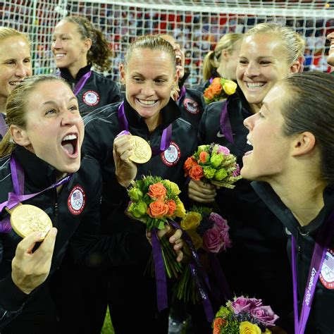 Write informative laconic excerpt under 30 words in mexican spanish for news below. Do not wrap it into quotation marks or html tags. PARIS -- The greatest pressure that the U.S. women&apos;s national team faces often isn&apos;t from their opponents, the fans or even themselves. It&apos;s from history.So as the current roster of the USWNT prepares for Saturday&apos;s Olympic gold medal match against Brazil, the players are already well-aware of the heavy expectations that await them."I grew up watching this team for however long I can remember," Sophia Smith, who is playing in her first Summer Games said. "And this team has always had a standard of winning -- and winning on the biggest stage. I know, for us, we take so much pride in that and want to uphold that."Saturday&apos;s final will be the sixth gold medal game for the USWNT (out of eight Olympics where women&apos;s soccer was contested), and they&apos;ve won in four of their previous five appearances.Add that to the four titles they&apos;ve won at the Women&apos;s World Cup, and it&apos;s easy to understand why this iteration of the team feels the weight of anticipation.The U.S. has been going through a (relative) down period, having been knocked out of the Women&apos;s World Cup last summer in the round-of-16, while not making it to the final in the past two Olympics.Mallory Swanson, who is 26, said she and a friend were texting the other day about how they watched the 2012 Olympic final -- when the U.S. beat Japan to win gold -- on TV at a Buffalo Wild Wings.The USWNT will face Brazil in the Olympic Games gold medal match. Carmen Mandato/Getty ImagesNow that&apos;s she&apos;s playing in one, Swanson said: "It&apos;s kind of crazy. I think that kind of full-circle moment is pretty cool."Trinity Rodman, 22, doesn&apos;t specifically remember the 2012 match but said the level of expectation around the team is baked into its culture and almost demands that each group have its own "insane moments.""Looking up to this team for so long and being in this position to now compete for a gold medal is surreal to me," Rodman said."Now it&apos;s like I feel like there is less pressure, and I think you&apos;re seeing that on the field too. Being alongside [Swanson and Smith] has helped. I feel almost more free now." ,El equipo femenino de fútbol de EE. UU. se enfrenta a la presión histórica antes de la final olímpica de oro contra Brasil. Expectativas altas.