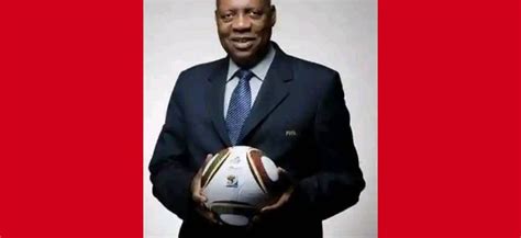 Write informative laconic excerpt under 30 words in mexican spanish for news below. Do not wrap it into quotation marks or html tags. Aug 8, 2024, 06:58 PM ETIssa Hayatou, the long-time leader of African soccer who was made interim president of FIFA during its corruption crisis in 2015, died on Thursday. He was aged 77.FIFA president Gianni Infantino said in an Instagram post: "Saddened to hear of the passing of former CAF president, former FIFA president and interim, FIFA vice-president and FIFA Council member Issa Hayatou. A passionate sports fan, he dedicated his life to sports administration. On behalf of FIFA, condolences go to his family, friends, former colleagues and all who knew him. Rest in peace."Hayatou also was a member of the International Olympic Committee for 15 years, through 2016, and remained an honorary member.He died in Paris while the city hosted the Olympics.Though a national champion runner in track and field, it was in soccer that Hayatou rose to power and influence from his native Cameroon.He was elected to lead the Confederation of African Football in 1988 and within four years was a vice president of the world soccer body FIFA.In 2002, during a period of deep financial and political turmoil at FIFA, Hayatou challenged then-president Sepp Blatter in an election he would lose heavily despite support for him in Europe. The 139-56 result showed Hayatou had lost votes from his African colleagues.Blatter still led FIFA in 2015 when federal investigations in the United States and Switzerland of alleged corruption in international soccer swept a generation of leaders from North and South America out of office, and eventually Blatter himself.Hayatou took over from his one-time rival as an interim president for four months, to steer FIFA toward anti-corruption reforms and an election that put Infantino in office.In 2017, Hayatou&apos;s 29-year reign as the head of CAF was ended in an election he lost to Ahmad Ahmad of Madagascar, who had been supported by Infantino.Hayatou then faced an investigation by FIFA&apos;s ethics committee, and in 2021 was banned from soccer for one year for alleged breach of "duty of loyalty" in a commercial rights deal at CAF.In a separate case, he was reprimanded by the IOC ethics commission in 2011 for having taken a cash payment from a Swiss marketing agency, ISL, in 1995 when it sold World Cup broadcasting rights for FIFA.Hayatou was born into a distinguished Cameroon family, and his brother Sadou was prime minister of the national government in 1991-92 ,Falleció Issa Hayatou, ex presidente de la CAF y de la FIFA, a los 77 años. Luchó contra la corrupción en el fútbol.