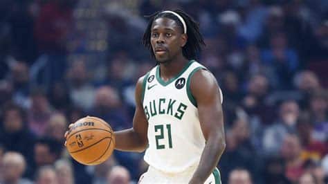 Write informative laconic excerpt under 30 words in mexican spanish for news below. Do not wrap it into quotation marks or html tags. - Jrue Holiday ha sido uno de los jugadores más subestimados en la NBA a lo largo de su carrera de 14 años, pero sigue siendo un favorito en el fantasy. - Holiday promedió 19.3 puntos, 5.1 rebotes, 7.4 asistencias y 1.2 robos por juego en otra temporada estelar. - Además, Holiday estableció récords personales en porcentaje de tiros libres (85.9%), rebotes (5.4) y triples anotados (2.4). - Holiday fue transferido a los Trail Blazers en esta temporada baja, y luego fue traspasado a los Celtics. Se espera que juegue un papel similar al que Marcus Smart tuvo con los Celtics.,Jrue Holiday, jugador subestimado en la NBA, destaca en el fantasy. Estadísticas impresionantes y récords personales. Transferido a Celtics, podría ser clave como Smart.