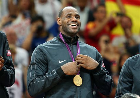 Write informative laconic excerpt under 30 words in mexican spanish for news below. Do not wrap it into quotation marks or html tags. LeBron James se convierte en el máximo anotador en la historia de la NBA el 7 de febrero de 2023, superando a Kareem Abdul-Jabbar. A pesar de sus lesiones, James tuvo una temporada destacada en la que promedió 28.9 puntos, 8.3 rebotes y 6.8 asistencias por partido. James confirmó que regresará para su 21ª temporada en la NBA y los Lakers mantuvieron su núcleo de jugadores para aliviar su carga de trabajo.,LeBron James, máximo anotador histórico de la NBA, regresa para su 21ª temporada con los Lakers tras una destacada temporada pese a lesiones.