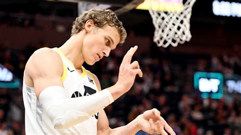 Write informative laconic excerpt under 30 words in mexican spanish for news below. Do not wrap it into quotation marks or html tags. Lauri Markkanen fue uno de los jugadores destacados de la temporada 2022-23 de la NBA, terminando como el 23º jugador con mayor valor en formatos estándar y ganando el premio al Jugador Más Mejorado. A pesar de jugar en un equipo de Utah en reconstrucción y tener algunos descansos durante la temporada, Markkanen promedió números de carrera de 25.6 puntos, 8.6 rebotes y 3.0 triples por partido. Tras una fuerte temporada del Jazz y una buena actuación de Markkanen, se espera que sea nuevamente la opción ofensiva principal del equipo en la próxima temporada y que tenga otro año destacado.,Lauri Markkanen brilló en la NBA 2022-23, ganando el premio al Jugador Más Mejorado. Se espera sea clave en Utah la próxima temporada.