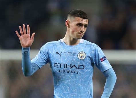 Write informative laconic excerpt under 30 words in mexican spanish for news below. Do not wrap it into quotation marks or html tags. Phil Foden has completed an individual award double by being named as the 2024 Professional Football Association (PFA) Player&apos;s Player of the Year -- three months after winning the FWA Footballer of the Year award following Manchester City&apos;s fourth successive Premier League title.Foden, 24, has become the fourth City player in five years to be voted as Player of the Year by his fellow professionals, with Kevin De Bruyne (2020, 2021) and Erling Haaland (2023) both winning the award in recent years.The England forward, who had previously won the PFA Young Player of the Year award in 2021 and 2022, received the Player&apos;s Player of the Year trophy at the PFA&apos;s Awards dinner in Manchester on Tuesday.Manchester City women&apos;s team forward Khadija Shaw claimed the Women&apos;s Player&apos;s Player of the Year crown after topping the WSL scoring charts with 21 goals last season -- eight goals clear of closest challengers Lauren James and Elisabeth Terland.Like Foden, Jamaica international Shaw also won the FWA (Football Writers&apos; Association) award as Women&apos;s Footballer of the Year at the end of the 2023-24 season.Manchester City&apos;s Phil Foden has been named PFA Player of the Year. PAUL ELLIS/AFP via Getty ImagesChelsea forward Cole Palmer was announced as the winner of the PFA Young Player of the Year award after scoring 27 goals and registering 15 assists in all competitions in his first season at Stamford Bridge following a £40 million ($52m) transfer from City last August.The 22-year-old also broke into the England squad last season and ended the campaign by scoring in the Euro 2024 Final defeat against Spain in Berlin in July.Manchester United women&apos;s team midfielder Grace Clinton was named the Women&apos;s Young Player of the Year following a successful campaign on loan at Tottenham last season. ,Phil Foden se corona como Jugador del Año 2024 por la PFA, tras haber ganado previamente el premio FWA Jugador del Año.