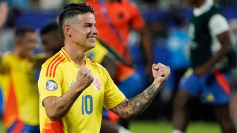 Write informative laconic excerpt under 30 words in mexican spanish for news below. Do not wrap it into quotation marks or html tags. playCan James Rodríguez rediscover his form at Rayo Vallecano? (2:20)Shaka Hislop hopes to see James Rodríguez return to his best form after the Colombian signed for Rayo Vallecano. (2:20)Aug 27, 2024, 05:35 AM ETRayo Vallecano president Martín Presa has lauded his team&apos;s signing of Colombia star James Rodríguez on a free transfer, comparing the move to Maradona&apos;s arrival at Napoli in 1984.Rayo announced Rodríguez&apos;s arrival on Monday and Presa told the El Partidazo de COPE radio show that the forward&apos;s compatriot Radamel Falcao helped facilitate the surprise transfer for the Madrid club."I called him a month ago, directly," Presa said. "We have a mutual friend in Radamel Falcao. We saw what the possibilities were, and though at first it was difficult, in the end we achieved something historic for Rayo Vallecano: bringing in the MVP of the Copa América."We are a humble but ambitious team, like Napoli when they signed Maradona. Since then nothing like this had been achieved."Presa added that Rodríguez would not be rushed straight into action, given he last played in the final of the Copa América on July 14 in Miami.James Rodríguez starred at the Copa América for Colombia. TIMOTHY A. CLARY/AFP via Getty Images"Five weeks have passed since he played in the Copa América final and he&apos;s been on holiday; we&apos;re not going to risk his season by risking one game. He has to be handled carefully, he&apos;s like a Formula 1 driver, he has to last the whole season."Rayo host Barcelona on Tuesday with the Catalan club&apos;s new signing Dani Olmo likely to feature after an injury to Andreas Christensen allowed them to register the former RB Leipzig star. ,James Rodríguez firma con Rayo Vallecano en un traslado gratis, comparado con la llegada de Maradona a Napoli por presidente Martín Presa.