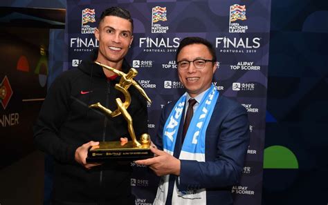 Write informative laconic excerpt under 30 words in mexican spanish for news below. Do not wrap it into quotation marks or html tags. Aug 27, 2024, 06:23 AM ETCristiano Ronaldo has 140 Champions League goals, the most-ever in the competition. Stuart Franklin - UEFA/UEFA via Getty ImagesCristiano Ronaldo will receive an award from UEFA for scoring the most goals in Champions League history, the European football governing body said on Tuesday.Ronaldo has 140 goals in 183 games in the competition, appearing for Sporting CP, Manchester United, Real Madrid and Juventus.The forward will be honoured at the 36-team league phase draw ceremony in Monaco on Thursday. ESPN BET is owned and operated by PENN Entertainment, Inc. and its subsidiaries (&apos;PENN&apos;). ESPN BET is available in states where PENN is licensed to offer sports wagering. Must be 21+ to wager. If you or someone you know has a gambling problem and wants help, call 1-800-GAMBLER.Copyright: © 2024 ESPN Enterprises, Inc. All rights reserved. ,Cristiano Ronaldo recibirá premio de la UEFA por sus 140 goles en la Liga de Campeones, el máximo en la historia del torneo. Madrid, España.