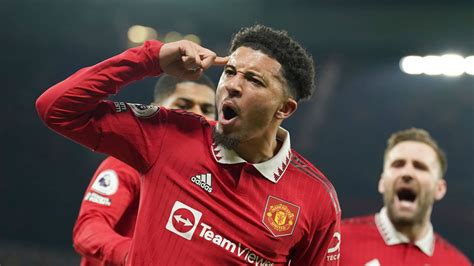 Write informative laconic excerpt under 30 words in mexican spanish for news below. Do not wrap it into quotation marks or html tags. playSterling and Sancho in a swap deal between Man United and Chelsea? (1:00)Gab Marcotti is joined by Stewart Robson to discuss the rumours that Manchester United could swap Jadon Sancho for Raheem Sterling at Chelsea. (1:00)Aug 27, 2024, 12:14 PM ETManchester United and Chelsea are exploring a possible swap deal involving Jadon Sancho and Raheem Sterling, sources have told ESPN.Chelsea have shown an interest in signing Sancho and are keen to part with Sterling after head coach Enzo Maresca informed the 29-year-old last week he is surplus to requirements.Chelsea want to offload Sterling&apos;s £325,000-a-week ($430,000) salary from their wage bill, and sources have told ESPN the winger would prefer a permanent move rather than a loan.Sources added that he would ideally like to stay in the Premier League but that has not put off Juventus expressing an interest in Sterling.Juventus are also monitoring Sancho but as Chelsea and United began discussing his situation, sources have told ESPN that negotiations have developed to examine whether Sterling could form part of a possible deal.As of Tuesday afternoon, talks were not considered to be at an advanced stage in either Sancho&apos;s proposed move to Chelsea or United&apos;s interest in Sterling, who has three years left on his contract at Stamford Bridge.Although Sterling spent seven seasons at Manchester City, he admitted in 2019 that "when I was young, I was a massive United fan" and sources have told ESPN his focus now is securing regular first-team football and regaining his place in the England squad after missing out on Euro 2024.United sporting director Dan Ashworth is an admirer of Sterling.Sterling has been part of a group of Chelsea castaways -- more than a dozen players are training away from the first-team group as the club try to trim down their squad before Friday&apos;s transfer deadline. ,Manchester United y Chelsea exploran intercambio entre Jadon Sancho y Raheem Sterling. Chelsea interesado en Sancho y dispuesto a ceder a Sterling.