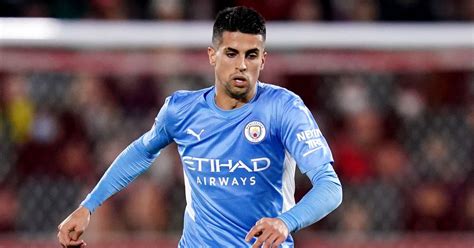 Write informative laconic excerpt under 30 words in mexican spanish for news below. Do not wrap it into quotation marks or html tags. Aug 27, 2024, 01:50 PM ETJoão Cancelo has signed for Al Hilal. Masashi Hara/Getty ImagesAl Hilal have signed Manchester City defender João Cancelo on a permanent transfer, the club confirmed on Tuesday.The Saudi Pro League side turned their attention to Cancelo after being told fellow City defender Kyle Walker was unavailable.Cancelo joins Al Hilal in a deal worth an initial £21 million ($28m), with the 30-year-old set to earn £15m a year."I had many very special moments during my time here at [Man City]," Cancelo said."I would like to thank my teammates, the coaches, all the staff at City and the fans for everything during my time here."The Portugal international hasn&apos;t played for City for 18 months and has had loan spells at Bayern Munich and Barcelona.Cancelo leaves City after playing more than 150 games for the club and winning the Premier League title three times.Information from ESPN&apos;s Rob Dawson contributed to this report. ESPN BET is owned and operated by PENN Entertainment, Inc. and its subsidiaries (&apos;PENN&apos;). ESPN BET is available in states where PENN is licensed to offer sports wagering. Must be 21+ to wager. If you or someone you know has a gambling problem and wants help, call 1-800-GAMBLER.Copyright: © 2024 ESPN Enterprises, Inc. All rights reserved. ,El defensor de Manchester City, João Cancelo, ficha por Al Hilal en un traspaso permanente por £21 millones ($28 millones). El jugador portugués, de 30 años, ganará £15 millones al año.