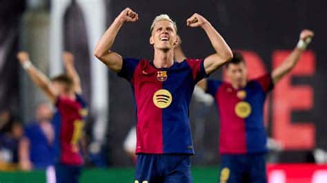 Write informative laconic excerpt under 30 words in mexican spanish for news below. Do not wrap it into quotation marks or html tags. Dani Olmo celebrated a "dream debut" on his return to Barcelona as he scored the winning goal in Tuesday&apos;s 2-1 comeback win against Rayo Vallecano in LaLiga.Olmo, 26, missed Barça&apos;s first two games of the season as the Catalan side were unable to register him because they remained in excess of their league-imposed spending limit, but his signing was finally processed this week and he made an instant impact in Vallecas.The Spain international came off the bench at half-time and struck the decisive goal in the 82nd minute as Barça made it three wins from three to start of the season after Pedri had earlier cancelled out Unai López&apos;s ninth minute opener."I am really happy, really happy with the game and with the win," Olmo told ESPN. "It was a dream debut for me."Olmo had been made to wait to make his competitive debut after signing in a €55 million deal from RB Leipzig earlier this summer following his exploits for Spain as La Roja won the European Championship.However, the versatile forward, who came through Barça&apos;s academy before leaving for Dinamo Zagreb as a 16-year-old, said he always trusted the club would resolve the financial problems holding up his registration."It was a dream, of course, to come back," Olmo added. "I had no doubt when Barcelona knocked on my door. So I&apos;m really happy to be here."I was confident the club [would sort out the registration]. I was ready, physically preparing for when I had the chance to start playing. Today I could make it, so I&apos;m really, really happy how it went, how it finished and how it was really important for the team."Barça coach Hansi Flick was also delighted with Olmo&apos;s performance after bringing him on for Ferran Torres at the break with his side trailing 1-0.Dani Olmo celebrates after scoring for Barcelona in his debut for the club in a win over Rayo Vallecano. Getty Images"He was waiting a long time to score a goal for Barça," Flick said in a news conference. "When he came on you saw we had more control with the ball. It was really good."For him, he brings that, the ball possession is really safe and also in front of the goal he knows how to score goals. For a midfield player it&apos;s not normal, but he&apos;s really good in this."I think the start of the second half was good for us and was the reason he was on the pitch. He&apos;s doing great, also without the ball, we are nearer the ball and pressing the opponent very good. He made the difference in the second half."Olmo&apos;s winning goal ensured Barça became the only team in LaLiga to start the season with three straight wins -- a feat they have not achieved since the 2018-19 campaign under Ernesto Valverde.Flick, though, is not getting carried away after wins against Valencia, Athletic Club and Rayo, insisting his thoughts are firmly fixed on the weekend&apos;s game at home Real Valladolid."Now we have nine points end everything is good, but it&apos;s not like this," Flick said. "We will analyse [the game] and on Saturday we have our next match and we have to play much better than in the first half."We defended good, but not perfect in the first half. At half-time I said to the team with 80% it&apos;s not possible to win here in this atmosphere with Rayo playing well, many long balls with fast players. It&apos;s not easy to defend this. We have to put more pressure on the ball and we did better in the second half."Barça&apos;s win was tainted by a late injury to Marc Bernal, with sources telling ESPN the club fear the 17-year-old has suffered an anterior cruciate ligament injury that could rule him out for the majority of the campaign."It&apos;s a sad victory because Marc is injured and it looks not so good," Flick said. "We have to wait until tomorrow to see how heavy it is. When you see the dressing room nobody is happy. He made a fantastic match -- 17-years-old and such a performance. It hurts." ,El jugador Dani Olmo tuvo un debut de ensueño en Barcelona al marcar el gol ganador en la victoria 2-1 contra Rayo Vallecano en LaLiga.