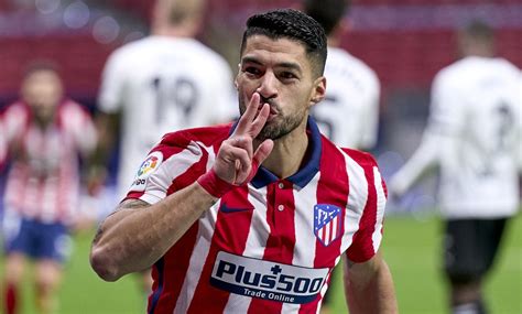 Write informative laconic excerpt under 30 words in mexican spanish for news below. Do not wrap it into quotation marks or html tags. Manchester City and Atlético Madrid have agreed a deal for striker Julián Álvarez, a source has told ESPN.The LaLiga side are set to pay up to €95 million for the Argentina striker. Around £64m (€75m) will be due up front with another £17m (€20m) in performance-based add-ons.It represents City&apos;s record departure and a huge profit on the £14m they paid for Alvarez when he arrived from River Plate in January 2022.Sources have told ESPN that Alvarez has not yet agreed personal terms with Atletico but it&apos;s understood to be a formality.City, according to a source, were reluctant to let the 24-year-old leave after scoring 36 goals in 103 games in two years and helping the club win the treble in 2023 and another Premier League title last season.However, with Alvarez&apos;s prospects of replacing Erling Haaland as Pep Guardiola&apos;s first-choice striker slim and keen to find regular football elsewhere, City are satisfied they&apos;ve negotiated a good deal for the 2022 World Cup winner.City have signed Brazil winger Savinho this summer but were expecting an otherwise quiet summer window.However, with Alvarez set to leave they will have to decide whether or not to find another understudy for Haaland. The Norway striker missed two months of last season because of injury meaning Alvarez made 54 appearances in all competitions.Alvarez only failed to appear in two of City&apos;s 38 Premier League games, scoring 11 league goals. ,Atlético Madrid acuerda traspaso récord de £95m por Julian Álvarez de Manchester City. El delantero argentino reforzará al equipo de LaLiga.