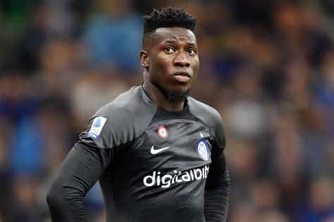 Write informative laconic excerpt under 30 words in mexican spanish for news below. Do not wrap it into quotation marks or html tags. André Onana had a mixed first season at Manchester United. Rob Newell - CameraSport via Getty ImagesAndré Onana has told Manchester United fans to prepare for Erik ten Hag&apos;s team to take even more risks next season.Onana has occasionally got himself into trouble with his attempts to play out from the back. But the goalkeeper has warned supporters that he will be gambling even more when the new campaign begins and told them to prepare themselves for high-risk, high-reward football."It&apos;s what you&apos;re going to see this season because I will take a lot of risks," Onana said."I can tell you in advance already. Be prepared because it&apos;s going to be this season, trust me. I will enjoy it even more when this season starts."United have brought in goalkeeper coach Jelle ten Rouwelaar as part of an overhaul of Erik ten Hag&apos;s backroom staff this summer. Ten Rouwelaar has arrived from Ajax to replace Richard Hartis to help the team build from the back, a key part of Ten Hag&apos;s philosophy and one of the reasons Onana was brought in to replace former No. 1 David de Gea a year ago."The best teams in the world take risks," Onana said. "Building from the back, recognise things, situations, when the opponent jumps one against one, or when they press with three or with four, recognise we dominate the pressing if it&apos;s a No. 9 or the No. 11."For me it&apos;s important to recognise those kinds of things and make the best decision for the team. I will take a lot of responsibility and I think my back is huge to carry it all, no? I think it&apos;s going to be nice this season."Onana&apos;s first season at Old Trafford was full of ups and downs following his move from Inter Milan last summer. He made a number of impressive saves, but also made a series of mistakes, particularly in the Champions League as United crashed out in the group stages.The 28-year-old is expecting a more consistent season after settling into life in Manchester, but said he&apos;s happy to shoulder the criticism if it comes his way."Being a player for Manchester United, when you don&apos;t win, it&apos;s fair to receive criticism because at the end of the day, it&apos;s part of the job," he said."We are here for it and me coming here as the best goalkeeper in the world, it&apos;s normal they were tough on me because they expect a lot from me but at the same time they also give me a lot of love."You just have to balance that and critics sometimes are good because you have to look back at what you did that was not good, so for me I take it positively." ,El portero André Onana promete más riesgos en el Manchester United la próxima temporada bajo Erik ten Hag, preparando a los seguidores para un fútbol de alto riesgo y alta recompensa.