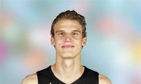 Write informative laconic excerpt under 30 words in mexican spanish for news below. Do not wrap it into quotation marks or html tags. En la temporada 2022-23, Lauri Markkanen fue el jugador más mejorado y terminó como el jugador número 23 en las ligas estándar. Promedió 25.6 puntos, 8.6 rebotes, 1.9 asistencias y 3.0 triples. En la temporada 2021-22, Markkanen jugó para los Cleveland Cavaliers como alero y promedió 14.8 puntos, 5.7 rebotes y 1.3 asistencias en 30.8 minutos por juego. En la temporada 2020-21, Markkanen tuvo un descenso en su producción, promediando 13.6 puntos y 5.3 rebotes. Se espera que tenga una temporada de rebote con los Chicago Bulls.,Lauri Markkanen fue el jugador más mejorado en la temporada 2022-23, promediando 25.6 puntos y 8.6 rebotes, ubicándose en el puesto 23 de la liga estándar.