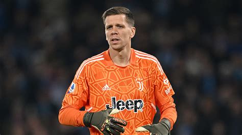 Write informative laconic excerpt under 30 words in mexican spanish for news below. Do not wrap it into quotation marks or html tags. Aug 14, 2024, 01:18 PM ETPolish goalkeeper Wojciech Szczesny has left Juventus after reaching a mutual agreement to terminate his contract, the Serie A club said on Wednesday.The 34-year-old, who spent seven seasons at Juventus, had one year left on his contract, but is now available as a free agent and Italian media reports have linked him with Serie A club Monza and Al Nassr of the Saudi Pro League."In an instant, Tek conquered the Juventus fans of the world and we are sure that we will all always carry in our hearts the man and the professional who wore our jersey with pride and commitment," Juventus said in a statement."Thank you for everything Tek and good luck for the future."Szczesny began his career at Arsenal, joining the club at age 15 in 2006, before signing for Juventus in 2017 having had loan spells at Brentford and AS Roma.At Juventus, where he made 252 appearances, Szczesny won three Serie A league titles and three Coppa Italia, and he has 84 caps for Poland. In July, Juventus signed keeper Michele Di Gregorio from Monza. ESPN BET is owned and operated by PENN Entertainment, Inc. and its subsidiaries (&apos;PENN&apos;). ESPN BET is available in states where PENN is licensed to offer sports wagering. Must be 21+ to wager. If you or someone you know has a gambling problem and wants help, call 1-800-GAMBLER.Copyright: © 2024 ESPN Enterprises, Inc. All rights reserved. ,El portero polaco Wojciech Szczesny deja la Juventus por mutuo acuerdo. Disponible como agente libre, se le vincula con Monza y Al Nassr.