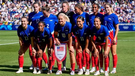 Write informative laconic excerpt under 30 words in mexican spanish for news below. Do not wrap it into quotation marks or html tags. Aug 21, 2024, 07:30 AM ETThe U.S. women&apos;s national team is back on top of the world after winning the gold medal at the 2024 Paris Olympics. Now, head coach Emma Hayes has three full years to refine the squad so the Americans can make a run at a fifth World Cup title. Who will she enlist to lead that charge?Some answers are right in front of her. The USWNT&apos;s sensational forward line -- Trinity Rodman, Sophia Smith and Mallory Swanson -- is relatively young and just thrived at the Olympics despite limited time together prior to Paris 2024. Center-back Naomi Girma is only 24 years old and already "the best defender I&apos;ve ever seen," Hayes said during the tournament.Still, there are questions to be answered about both personnel and the team&apos;s tactical evolution -- and the reality is that players in form right now might not still be by the 2027 Women&apos;s World Cup. As Hayes said shortly after starting the USWNT job in May: "What got you here won&apos;t get you there."Now, that phrase applies to the next World Cup. As players return to their clubs -- most Americans play in the NWSL, which resumes this weekend after a long break -- the process of building toward the World Cup has already begun. If new players are going to make an impact, they need to break through and begin getting international experience soon.That leads us to ESPN&apos;s latest USWNT Big Board, the largest and most wide-open edition yet. Let&apos;s dive in.How the USWNT Big Board worksIf you&apos;ve followed ESPN&apos;s coverage before the most recent Olympics, you know that this Big Board is a representation of how things stand right now.The U.S. women&apos;s national team won a gold medal at the 2024 Olympics women&apos;s soccer tournament. Now the focus immediately shifts to the 2027 Women&apos;s World Cup. Jack Gruber-USA TODAY SportsIf the 2027 World Cup started today, who would make the roster? The Olympic gold medal-winning team is the obvious starting point to that answer -- but not the full answer, particularly with more roster slots available for a World Cup than an Olympics.There is no looming tournament for this edition of the USWNT Big Board, meaning the list need not be so selective. We&apos;ve accounted for all 52 players who were on the preliminary roster for the 2024 Concacaf W Gold Cup (a good window into the wider pool), minus Kelley O&apos;Hara, who announced she will retire at the end of the year.We have 75 names here for a reason: Today marks the deepest starting point for a USWNT roster build in recent memory.Thus, our categories have been adjusted slightly:Tier 1: Locks. A clear first-choice player who is contending for a starting role.Tier 2: In the squad. Not necessarily a starter, but a substitute and player on the bench available to go into games.Tier 3: Looking to break through. Previously, this was our "on the bubble" section, and while that generally holds true for some players, Hayes will now want to start figuring out how young players could fit into the long-term plan. If she can identify them now, she will have ample time to integrate them into the system ahead of 2027. This category is a mix of known entities and (typically) young longshots with potential.Tier 4: Outside looking in. The concept of this category, previously called "longshots," is like before but it encompasses a wider range of players. Some are older players who realistically won&apos;t be part of building toward the future, regardless of how in-form they are right now. Others are players who could have potential but haven&apos;t yet met it, or who were part of the picture in the last cycle but whose window of opportunity has likely passed.GoalkeepersLocks: Alyssa Naeher, Casey MurphyIn the squad: Jane CampbellLooking to break through: Mandy Haught, Katie LundOutside looking in: Aubrey Kingsbury, Adrianna FranchThe heart of the USWNT&apos;s stout defense at the Olympics was goalkeeper Alyssa Naeher, who is still the No. 1 but may need some competition sooner rather than later. John Todd/ISI/Getty ImagesAlyssa Naeher has reached rarified air in a lineage of world-class American goalkeepers after making multiple jaw-dropping saves en route to an Olympic gold medal to go with her two World Cup titles (one as the starter).She&apos;ll also be 39 years old when the 2027 World Cup rolls around, and while it&apos;s hard to even contemplate a USWNT without Naeher in net, Hayes will have to think further into the future. The USWNT has a pattern of not giving enough reps to reserve goalkeepers ahead of career transitions, something Naeher experienced as Hope Solo became the most-capped goalkeeper in USWNT history. Three years is sufficient time to at least provide reps to other players, even if Naeher remains the answer at the next World Cup.Casey Murphy is the obvious No. 2 after serving in that role over the past few years, but she still only has 19 caps. Jane Campbell is the clear No. 3 and only one year older. Now would be the time to get goalkeepers like Racing Louisville&apos;s Katie Lund or, perhaps more of a longshot, the Utah Royals&apos; Mandy Haught, into camps to experience the environment. With that logic in mind, Hayes might opt to go even younger.FullbacksLocks: Emily Fox, Crystal Dunn, Jenna NighswongerIn the squad: Casey KruegerLooking to break through: Savy King, Hailie Mace, Gisele Thompson, Kate WiesnerOutside looking in: Sofia Huerta, Carson Pickett, M.A. VignolaThought Crystal Dunn, center, would be phased out as a left back at the 2024 Olympics? Think again. But the question is how long she holds onto her spot. Brad Smith/ISI/Getty ImagesCrystal Dunn was sensational as the USWNT&apos;s left back at the Olympics, an ironically surprising turn of events given that Jenna Nighswonger had emerged as the starting choice alongside Emily Fox before the tournament.All three are currently starter-level quality, although Dunn will be 35 in 2027. Casey Krueger, who is versatile and remains largely underrated given her consistent NWSL form, will be 36.Waiting in the wings are several young players with potential and likely many more yet to be identified -- or, as the trend at this position sometimes goes, yet to be converted from their attacking positions.Savy King and Gisele Thompson are both teenagers starting to earn minutes in the NWSL, but each has a long way to go. Kate Wiesner was brought in as a USWNT training player earlier this year.CenterbacksLocks: Naomi Girma, Tierna DavidsonIn the squad: Emily SonnettLooking to break through: Emily Sams, Sam Staab, Alana Cook, Malia BerkelyOutside looking in: Becky Sauerbrunn, Abby Dahlkemper, Sarah GordenTierna Davidson and Naomi Girma comprised the USWNT&apos;s go-to centerback pairing at the 2024 Olympics, and may still be the choice when the next World Cup rolls around. Jenny Chuang/ISI Photos/USSF/Getty ImagesNaomi Girma is in a class of her own both within the team and globally. Tierna Davidson turns 26 next month and should be in her prime ahead of the 2027 World Cup, making Girma-Davidson the obvious pairing for the future -- as it stands.Still, a lack of centerback depth has been an issue for the USWNT for years. Last year, a late injury to longtime stalwart and captain Becky Sauerbrunn meant the USWNT had to turn to Julie Ertz, who had just returned from 18 months away from professional soccer and was supposed to be the answer at holding midfield. The Girma-Ertz centerback pairing was the one bright spot of a dire USWNT 2023 World Cup campaign, but the lack of depth beyond them was clear.Sauerbrunn was not part of the final Olympic roster selection process and she said recently her decorated international career -- she was arguably the best centerback in the world circa 2015 -- is over. Ertz retired from soccer after last summer&apos;s World Cup. Abby Dahlkemper -- Sauerbrunn&apos;s 2019 World Cup-winning centerback partner -- also did not make the final camps heading into the Olympics.Emily Sams was an alternate at the Olympics who made a couple of game-day rosters but never played, and she&apos;s still uncapped. She, however, could be another long-term answer at 25 years old. Sam Staab&apos;s recently torn Achilles came just a month after she earned her first cap and first start for the USWNT. The injury layoff will end her record run for consecutive NWSL starts (106) and sideline her for the foreseeable future.Could Alana Cook&apos;s recent move to the Kansas City Current revive her USWNT career after she didn&apos;t see the field at last year&apos;s World Cup? And is there another young player ready to step into a larger role, like Girma has? Hayes will be searching for those answers starting this weekend.MidfieldersLocks: Sam Coffey, Rose Lavelle, Lindsey Horan, Korbin AlbertIn the squad: Jaedyn Shaw, Croix BethuneLooking to break through: Lily Yohannes, Hal Hershfelt, Ashley Sanchez, Olivia Moultrie, Claire Hutton, Savannah DeMelo, Jaelin Howell, Yazmeen Ryan, Taylor Flint, Riley Jackson, Ally Lemos, Eva Gaetino, Talia DellaPeruta, Lexi MissimoOutside looking in: Lo&apos;eau LaBonta, Vanessa DiBernardo, Kristie Mewis, Andi Sullivan, Savannah McCaskill, Kristie MewisLindsey Horan, left, and Rose Lavelle are locks in the USWNT midfield, but there is a whole lot of competition coming for them in 2027 for the World Cup. Brad Smith/ISI Photos/USSF/Getty ImagesThe USWNT&apos;s midfield struggled at times during the Olympics as teams like Japan and Germany (in the rematch in the semifinal) cut off passing channels. Brazil also dictated play in the gold-medal game, with Hayes starting Korbin Albert over Rose Lavelle.This is arguably the most interesting positional group to watch. As bona fide stars emerge on the forward and defensive lines, the midfield has a competitive group of up-and-coming players.Nineteen-year-old Jaedyn Shaw could be the next No. 10 for the USWNT, a point she proved again with her performances ahead of the Olympics, but she did not see the field at all in France due to injury. Croix Bethune, the original alternate who replaced Shaw and saw game minutes, has a strong case to be the team&apos;s future No. 10, too.Then there is 17-year-old Lily Yohannes, who impressed during camps and her debut during the spring, but who has not yet committed to the USWNT over the Netherlands, where she lives, plays for Ajax and is applying for a passport. Kansas City Current defensive midfielder Claire Hutton has already been pegged by KC head coach Vlatko Andonovski (the previous USWNT coach) as a player to watch for the 2027 World Cup, and Hutton is already statistically among the best holding midfielders in the NWSL.Ashley Sanchez, Olivia Moultrie, Savannah DeMelo, Hal Hershfelt, Taylor Flint and Jaelin Howell have all been with the squad at different points over the past few years -- several for major tournaments -- but their place within the team now is uncertain.ForwardsLocks: Trinity Rodman, Sophia Smith, Mallory Swanson, Catarina MacarioIn the squad: Lynn WilliamsLooking to break through: Ally Sentnor, Alyssa Thompson, Mia Fishel, Morgan Weaver, Emeri Adames, Trinity Byars, Jordynn Dudley, Reilyn Turner, Michelle CooperOutside looking in: Alex Morgan, Christen Press, Ashley Hatch, Midge Purce, Ella Stevens, Bethany Balcer, Cece KizerFrom left to right, Trinity Rodman, Sophia Smith and Mallory Swanson led the USWNT&apos;s attack at the 2024 Olympics, along with midfielder Lindsey Horan, right. Andrea Vilchez/ISI/Getty ImagesRemember the raging debates since -- what, 2019 -- over what the best USWNT starting front three? Those seem like distant memories after the Olympics.The "Triple Espresso," as they sort of dubbed themselves ahead of the gold medal game of Trinity Rodman, Sophia Smith and Mallory Swanson was one of the biggest stories of the tournament. They combined to score 10 of the USWNT&apos;s 12 goals at the Olympics, and they each tallied a game-winner in successive knockout-round matches. Barring injuries or drastic dips in form, this front three is going to cook for a long time.Where Catarina Macario fits into this picture remains a story to watch. Macario was a late scratch from the Olympics due to knee issues that persisted in her comeback from a torn ACL over two years ago, and prior to that injury, she was going to be the focal point of Andonovski&apos;s roster rebuild. Lynn Williams continues to prove her value on and off the field.Several young prospects are waiting in the wings, including No. 1 NWSL draft pick Ally Sentnor, who has strung together brilliant individual moments in her rookie NWSL season for an often-poor Utah Royals team. Alyssa Thompson is still 19 and has plenty of potential, and Mia Fishel was just starting to work her way into the USWNT&apos;s picture before tearing her ACL in February.Two-time World Cup winner Alex Morgan, whose 123 career international goals ranks fifth in USWNT history, was a headline omission from this Olympics. Morgan will be 38 in 2027. Christen Press, also a two-time World Cup winner and just returned from a two-year injury layoff, will also be 38. ,El equipo nacional femenino de EE. UU. gana el oro en los Juegos Olímpicos de París 2024. Entrenador Emma Hayes busca líderes para el próximo Mundial.