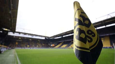 Write informative laconic excerpt under 30 words in mexican spanish for news below. Do not wrap it into quotation marks or html tags. playBorussia Dortmund cruise past Phönix Lübeck in DFB-Pokal (1:55)Borussia Dortmund defeat Phönix Lübeck 4-1 in the first round of the DFB-Pokal. (1:55)Aug 21, 2024, 01:01 PM ETDORTMUND, Germany -- Borussia Dortmund supporters are planning to start the Bundesliga season with major protests against the club&apos;s sponsorship deal with German arms manufacturer Rheinmetall."We won&apos;t allow ourselves be hitched to your wagon," the supporter association Südtribüne Dortmund said in a statement on behalf of more than 90 Dortmund fan groups on Wednesday."We firmly reject the idea that management and its committees at BVB have agreed to use Borussia Dortmund&apos;s appeal to improve the public image of an arms company and throw their own values overboard in the process."Dortmund announced its signing of the three-year sponsorship deal with Düsseldorf-based Rheinmetall on May 29, three days before the team played Real Madrid in the Champions League final.Borussia Dortmund fans are planning to protest the club&apos;s new sponsorship deal with arms manufacturer Rheinmetall. Ralf Ibing - firo sportphoto/Getty ImagesRheinmetall is the world&apos;s largest maker of artillery ammunition and expects to make record group sales of around €10 billion ($11.1 billion) this year. Trade has been helped by conflicts in Ukraine and elsewhere.In February, it announced the construction of a new factory at its existing site in Unterluess in northern Germany, with annual production capacity for 200,000 artillery shells, 1,900 tons of explosives and possibly rocket engines and warheads.Founded in 1889 as "Rheinische Metallwaaren- und Maschinenfabrik Actiengesellschaft," the company was one of Germany&apos;s biggest armaments manufacturers during both World Wars. It made use of forced labour during World War II.News of Rheinmetall&apos;s sponsorship with Dortmund came as "a bombshell," according to Südtribüne, which said fan representatives were not consulted at any stage during the negotiations."The timing [of the announcement] suggests reactions to this controversial decision were deliberately intended to be overshadowed by reporting on the Champions League final," the group said. "Negative effects on fans were consciously taken into account."Südtribüne appealed to all Dortmund fans attending Saturday&apos;s home match against Eintracht Frankfurt to make their opposition to the deal known."Please prepare signs and/or banners with which you can express your criticism at the start of the second half," Südtribüne said.Organisers of a petition against the deal said they were going to protest outside the stadium with a tank decorated in Dortmund&apos;s colours and an activist dressed as Rheinmetall chief executive officer Armin Papperger. They said they will display signs around the stadium and hand out flyers.Dortmund chairman Hans-Joachim Watzke previously defended the deal."When we see every day how freedom must be defended in Europe. We should deal with this new normality," Watzke said. ,Borussia Dortmund enfrenta críticas de fans por acuerdo de patrocinio con fabricante alemán de armas Rheinmetall. Protestas en la Bundesliga.