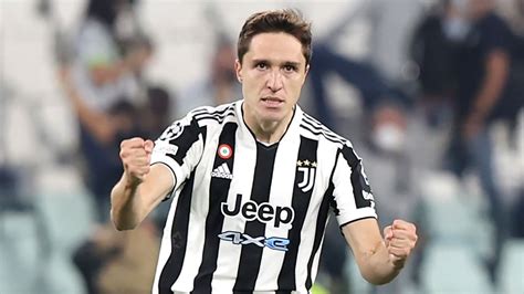 Write informative laconic excerpt under 30 words in mexican spanish for news below. Do not wrap it into quotation marks or html tags. playWhy are Liverpool looking at Juventus&apos; Federico Chiesa? (1:50)Mark Ogden and Steve Nicol can&apos;t understand why Liverpool are looking at Juventus&apos; Federico Chiesa. (1:50)Liverpool and Juventus have agreed a £10 million ($13m) deal for the transfer of Federico Chiesa, a source has told ESPN.The 26-year-old forward is now flying to Liverpool for a medical in order to seal a shock move that also includes a further £2.5m in add-ons, which a source told ESPN are based on team performance.Chiesa, who is into the final year of his contract, has fallen out of favour at Juve under new coach Thiago Motta.He had been close to a €13 million ($14.5m) transfer to Barcelona earlier this month, but the LaLiga side have been unable to structure a deal.Chiesa has been hit by a series of injuries, including a 10-month cruciate ligament lay-off, since helping then-manager Roberto Mancini&apos;s Italy team to success in Euro 2020, played in 2021.But despite his troubled fitness record, Liverpool are interested in Chiesa due to his pedigree and versatility. ESPN BET is owned and operated by PENN Entertainment, Inc. and its subsidiaries (&apos;PENN&apos;). ESPN BET is available in states where PENN is licensed to offer sports wagering. Must be 21+ to wager. If you or someone you know has a gambling problem and wants help, call 1-800-GAMBLER.Copyright: © 2024 ESPN Enterprises, Inc. All rights reserved. ,Liverpool y Juventus acuerdan traspaso de Federico Chiesa por £10 millones. El delantero viaja a Liverpool para revisión médica.