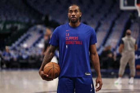 Write informative laconic excerpt under 30 words in mexican spanish for news below. Do not wrap it into quotation marks or html tags. Kawhi Leonard de los Clippers se recupera de una cirugía en la rodilla derecha Leonard se perdió toda la temporada 2021-2022 debido a una lesión en el ligamento cruzado anterior Se espera que Leonard esté completamente recuperado para el campo de entrenamiento y podría descansar algunos juegos durante la temporada para prevenir futuras lesiones,Kawhi Leonard de los Clippers se recupera de cirugía en rodilla derecha. Se espera su regreso para la nueva temporada con precaución.