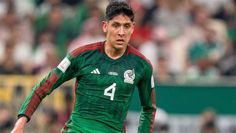 Write informative laconic excerpt under 30 words in mexican spanish for news below. Do not wrap it into quotation marks or html tags. New head Mexico national team coach Javier Aguirre has left out veteran players such as Guillermo Ochoa, Raúl Jiménez and Hirving "Chucky" Lozano out of his first 26-man call-up for the Mexican national team.Revealed on Thursday for upcoming friendlies against New Zealand on Sept. 7 (at the Rose Bowl in Pasadena, California) and Canada on Sept. 10 (at AT&T Stadium in Arlington, Texas), the call up marks a continued absence for the aforementioned high-profile players that were previously left out of the Copa América roster.Highlighting Aguirre&apos;s first list are key figures like Feyenoord star striker Santiago Giménez, Club América goalkeeper Luis Ángel Malagón, Almería defender César Montes, and up-and-coming Tigres winger Marcelo Flores.West Ham midfielder Edson Álvarez, another prominent European-based name that is missing from Aguirre&apos;s squad, is currently regaining full fitness after recovering from an injury.25 of the 26 players have earned previous call ups, leaving Spanish-born Athletic Club goalkeeper Álex Padilla as the sole member of the squad that will be representing Mexico for the first time at the senior level.Preparation for September friendlies will begin with a camp that kicks off this Sunday.The September games will be the first for Aguirre in his third run with the national team after previously coaching them in 2001-02 and 2009-10.Aguirre and his men will then face the United States national team in a Mexico-based friendly on Oct. 15 in Guadalajara&apos;s Estadio Akron.Mexico sporting director Duilio Davino told ESPN last week that the "door was never closed" to veteran players who were recently left out of the Copa América, and also noted that there&apos;s "progress" in talks with Valencia for a country vs. club friendly in October ahead of the USMNT game.Mexico&apos;s 26-man call-up for SeptemberGoalkeepers: Luis Ángel Malagón (Club America), Raul Rangel (Chivas), Alex Padilla (Athletic Bilbao)Defenders: Julián Araujo (Bournemouth), Alan Mozo (Chivas), Israel Reyes (Club America), Cesar Montes (Almeria), Johan Vásquez (Genoa), Víctor Guzmán (Monterrey), Jesús Angulo (Tigres), Jesús Gallardo (Toluca)Midfielders: Luis Romo (Cruz Azul), Fidel Ambriz (Monterrey), Erik Lira (Cruz Azul), Carlos Rodríguez (Cruz Azul), Luis Chávez (Dynamo Moscow), Sebastián Córdova (Tigres), Orbelín Pineda (AEK Athens)Forwards: Diego Lainez (Tigres), Julián Quiñones (Al Qadsiah), Roberto Alvarado (Chivas), Marcelo Flores (Tigres), César Huerta (Pumas), Guillermo Martínez (Pumas), Santiago Gimenez (Feyenoord), Henry Martín (Club America) ,Nuevo DT de la selección de México, Javier Aguirre, deja fuera a jugadores veteranos como Ochoa, Jímenez y Lozano de su primera convocatoria de 26 jugadores.