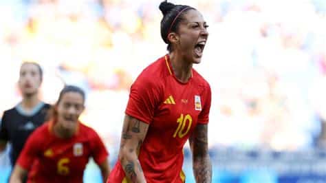 Write informative laconic excerpt under 30 words in mexican spanish for news below. Do not wrap it into quotation marks or html tags. playHas Marta&apos;s international career ended with a red card in Paris? (2:17)Sophie Lawson reacts to Marta&apos;s sending off in Brazil&apos;s final group game of the Paris Olympics. (2:17)Aug 7, 2024, 07:50 AM ETSpain forward Jenni Hermoso has said Brazil "don&apos;t play football" as a war of words between players of both teams erupted following Tuesday&apos;s semifinal.Brazil stunned the world champions Spain 4-2 and will face the United States in the gold medal showdown in Paris on Saturday."We conceded four goals from a team that, for me, doesn&apos;t play football," a frustrated Hermoso said after the game.While Hermoso admitted her team "did not play well," she added: "They [Brazil] study us, they know how to hurt us, play off our backs. That&apos;s not football to me."I don&apos;t like that kind of football. Obviously, they win minutes, they make you lose time, and for them, that was worth it. They&apos;re in the final, and we&apos;re going for bronze."Prior to the encounter, Spain&apos;s Aitana Bonmatí had spoken of her surprise at how defensive-minded Brazil had been in their meeting earlier in the tournament, that Spain won 2-0.Spain will play Germany for the bronze medal and Brazil will face USA in the gold medal match. Photo by Clive Mason/Getty ImagesBrazil star Kerolin was unimpressed by the comments made by Ballon d&apos;Or winner Bonmatí and said after Tuesday&apos;s game: "She [Bonmatí] was a little unhappy before the match, saying that Brazil plays badly, holding the game back a lot."It doesn&apos;t matter, we did our part, keeping our feet on the ground, listening to what the opponents say, only gives us motivation to do different. Let&apos;s celebrate the medal that&apos;s coming. We want gold." ESPN BET is owned and operated by PENN Entertainment, Inc. and its subsidiaries (&apos;PENN&apos;). ESPN BET is available in states where PENN is licensed to offer sports wagering. Must be 21+ to wager. If you or someone you know has a gambling problem and wants help, call 1-800-GAMBLER.Copyright: © 2024 ESPN Enterprises, Inc. All rights reserved. ,Jenni Hermoso de España critica a Brasil tras derrota en semifinales olímpicas del fútbol femenino. Encuentro final: Brasil vs EE. UU. en París.