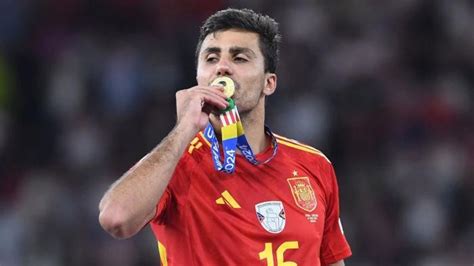 Write informative laconic excerpt under 30 words in mexican spanish for news below. Do not wrap it into quotation marks or html tags. Aug 7, 2024, 09:17 AM ETRodri and Alvaro Morata will miss Spain&apos;s next game against Serbia in September. GettyUEFA have punished Spain internationals Álvaro Morata and Rodri with a one-match ban for singing about a sovereignty claim on Gibraltar at the team&apos;s European Championship title celebration.The Gibraltar football federation had filed a complaint to UEFA after Morata, who captained Spain to Euro 2024 glory in Germany, and Rodri led thousands of fans singing "Gibraltar is Spanish" at a celebration in Madrid on July 14.UEFA&apos;s disciplinary body banned both players for "failing to comply with the general principles of conduct, for violating the basic rules of decent conduct, for using sporting events for manifestations of a non-sporting nature and for bringing the sport of football, and UEFA in particular, into disrepute."Both players will miss Spain&apos;s UEFA Nations League group opener at Serbia on Sept. 5.Gibraltar is located on the southern tip of Spain and has been a British overseas territory for more than 300 years. ,Sancionados Morata y Rodri de España por cantar sobre Gibraltar en eurocelebración. Ambos se perderán juego ante Serbia en septiembre.