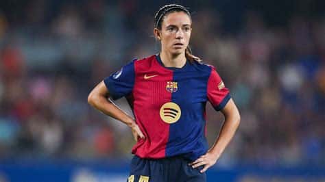 Write informative laconic excerpt under 30 words in mexican spanish for news below. Do not wrap it into quotation marks or html tags. Sep 13, 2024, 06:41 AM ETAitana Bonmatí has prolonged her stay at Barcelona after penning a new long-term contract. Eric Alonso/Getty ImagesBallon d&apos;Or winner Aitana Bonmatí is set to become the highest paid player in women&apos;s football by signing a new long-term contract with Barcelona, a source has told ESPN.Bonmatí, 26, is out of contract at the end of the season but both the player and the club were keen to extend her terms as soon as possible.A source says a loose agreement is now in place which will see the Spain international prolong her stay at Barça with a new multi-year deal.Some of the finer details still need to be ironed out, but an official announcement is expected before the end of September.Salaries in women&apos;s football are not public, but the top earners in the National Women&apos;s Soccer League (NWSL) and the Women&apos;s Super League (WSL) earn between €400,000 ($443,602) and €600,000 annually.Outside of the United States and England, Barça and Lyon are among the other clubs to also pay significant wages, with former Ballon d&apos;Or winners Alexia Putellas and Ada Hegerberg both signing bumper new deals with their respective clubs recently.However, a source assured that Bonmatí&apos;s new deal is in excess of anything being paid in the game.Barça&apos;s ability to get the midfielder to commit her future to the club is a sign of their desire to remain at the top of the tree in European football.A source had told ESPN that Chelsea were pushing to sign Bonmatí, with her agent confirming on Thursday the English side were even willing to pay the €3 million release clause in her contract."Chelsea were willing to pay the clause," Cristian Martín told Catalunya Radio. "That Barça can compete with offers like that proves they&apos;re not reducing the budget for the women&apos;s team -- the opposite."Barça want to keep capitalising on the legacy they are building. They are the club [in women&apos;s football] that have best monetised and strengthened their brand."Now they want to consolidate that hegemony and the role of Aitana at the club is to help with that."Bonmatí first joined Barça&apos;s academy in 2012 and has gone on to make over 250 appearances for the first team, winning five league titles and three Champions Leagues, among other trophies.She has also helped Spain win the Women&apos;s World Cup and the UEFA Women&apos;s Nations League, earning her the Ballon d&apos;Or and The Best FIFA Women&apos;s Player awards in 2023. ,Aitana Bonmatí amplía su contrato con Barcelona, convirtiéndose en la jugadora mejor pagada del fútbol femenino.