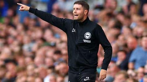 Write informative laconic excerpt under 30 words in mexican spanish for news below. Do not wrap it into quotation marks or html tags. Sep 13, 2024, 08:36 AM ETFabian Hürzeler has been named the Premier League&apos;s manager of the month for August after leading Brighton to an unbeaten start this season in the 31-year-old&apos;s debut month in charge.Brighton picked up seven points from their first three league games, with victories over Everton away and Manchester United at home, followed by a draw at Arsenal.The winner was selected after combining public votes with those from a panel of football experts. The German, the youngest ever to win the award, beat fellow nominees, Manchester City&apos;s Pep Guardiola and Liverpool&apos;s Arne Slot, whose teams have made a perfect start to the season with nine points."I think it&apos;s always nice to win a trophy and it confirms your work. It&apos;s not only my work though -- it&apos;s the work from the whole club, it&apos;s the work from my staff members, the work from my players," Hürzeler said in a statement on Friday.Fabian Hürzeler has claimed the Premier League&apos;s manager of the month award at the first attempt. Chris Brunskill/Fantasista/Getty Images"In the end all who are working in the club and our togetherness that has won this trophy. I&apos;m really happy and now it&apos;s about winning the next trophy."Last season, Ange Postecoglou won the award in his first month at Tottenham. ESPN BET is owned and operated by PENN Entertainment, Inc. and its subsidiaries (&apos;PENN&apos;). ESPN BET is available in states where PENN is licensed to offer sports wagering. Must be 21+ to wager. If you or someone you know has a gambling problem and wants help, call 1-800-GAMBLER.Copyright: © 2024 ESPN Enterprises, Inc. All rights reserved. ,Fabian Hürzeler, entrenador de 31 años, gana el premio de Manager del Mes de la Premier League dirigiendo a Brighton de forma invicta.