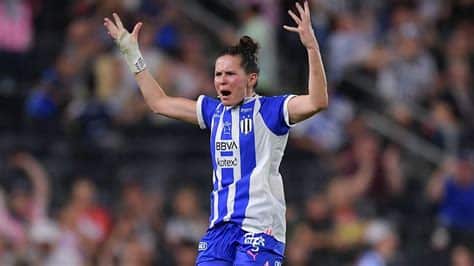 Write informative laconic excerpt under 30 words in mexican spanish for news below. Do not wrap it into quotation marks or html tags. Merel van Dongen has recently faced a lingering question from her Netherlands international teammates: Why move to Mexico&apos;s Liga MX Femenil?"They always say I want to end my career," the 2019 World Cup runner-up, who signed with Monterrey (commonly known as Rayadas) on loan from Atlético Madrid in January, tells ESPN. "I don&apos;t see any reason why you shouldn&apos;t play in Mexico."On paper, it&apos;s fair to question. Why would an elite defender, aged 31, leave the noteworthy competitiveness of the European club scene to join a young Latin American league that was founded in 2017? But for the many high-profile players that have had their heads turned by Liga MX Femenil, there&apos;s a growing recognition that Mexico offers an intriguing and burgeoning competition."We have a very interesting league, one that&apos;s growing extremely fast," Van Dongen adds. "I think that if you look at the growth in the last five years, I think there&apos;s no league in the world growing as much as the one in Mexico."Can it grow to rival the NWSL? Improvements must still be made, none more so than to achieve greater depth to the competition, but the potential is there."There&apos;s something going on in Mexico," says South Africa international Thembi Kgatlana, 2018&apos;s CAF Women&apos;s Player of the Year, who signed with Tigres from Racing Louisville in December. "You see players like Jenni [Hermoso] have been here for a long time, Merel joined, I joined, Jermaine [Seoposenwe] has been here, you see Sandra Paños from Barcelona coming down here."Merel van Dongen joined Monterrey at the start of the season. Azael Rodriguez/Getty ImagesHow Mexico&apos;s Liga MX Femenil grew from small beginningsWhen Liga MX Femenil began in 2017, financed by the men&apos;s Liga MX teams that fall under the same ownership umbrella, it did so with questions about roster rules that had constructive but misguided intentions.Seeking to provide a platform for the next generation, clubs were allowed only two players over the age of 23. Doing so not only limited veterans, but also those who had Mexican citizenship who were born outside of the country."I played on the Mexico national team since I was 15, but I wasn&apos;t allowed to play in the league because I wasn&apos;t born in Mexico," Janelly Farias, a defender for FC Juarez, tells ESPN. "[The] rule just didn&apos;t make sense, right? Because how can I represent my country, but not the league?"Liga MX Femenil has swiftly reshaped and formed into a competition that has brought in marquee names from abroad that are just as spectacular as matches that can showcase 50,000+ fans.Regulations were first relaxed by 2019 to remove the age limit and allow any player with Mexican citizenship, regardless of where they were born, to play in the league.Then came a watershed moment in the summer of 2021 when foreign players were introduced."A lot of things have grown," Farias says. "They finally allowed foreign players. We started with two per team and now we&apos;re at five per team. That&apos;s made the league much more competitive."Attracting players from NWSLBefore Van Dongen and Kgatlana, one of Liga MX Femenil&apos;s first foreign stars was United States youth international Mia Fishel, who has gone on to represent the senior USWNT and is now playing for Chelsea.Instead of joining the NWSL through an entry draft, Fishel opted to sign with Tigres in January of 2022. Won over by the large crowds in a soccer-hungry country and the opportunity to become an immediate starter, Fishel thrived, eventually claiming an Apertura title and Golden Boot award in her second season."If more players are going to be recognized, like Tigres recognized me, [the] players are going to come here," Fishel told ESPN in 2022, one year before she would earn her move to England.Other NCAA players have also taken notice of opportunities south of the border."When I was younger, I didn&apos;t want to come play over here ... but as time went on, I thought, it&apos;s really growing," says Michelle Gonzalez, a two-time NCAA DII All-American who joined Pumas earlier this year after college. "Everyone&apos;s good here, everyone&apos;s strong and has good technique."Pumas teammate Sindia "Cindy" Arteaga, who played NCAA soccer at Cal State Northridge and also went pro through Mexico, noted her preference for the Liga MX Femenil&apos;s style of play over the NWSL."I wouldn&apos;t really fit into the NWSL," she says. "It is so direct, it&apos;s fast, and I feel like here we kind of take our time and we pass [the ball] around and -- not that they [in the NWSL] don&apos;t, but I feel like it&apos;s just super direct. I felt like I fit here."Mia Fishel made her name at Tigres before joining Chelsea. Alfredo Lopez/Jam Media/Getty ImagesHuge crowds attract top playersOne common theme from those who opt to play in Liga MX Femenil is an admiration for the support in the stands."I&apos;ve been playing in Europe my whole life and I thought that we had good fans and that we were doing really well, but then I went to Mexico," Van Dongen says. "When I went to Mexico people asked me why. I said I went to Mexico because football here is everything for the people; I&apos;m going to a country that loves football."When you go and you play and you have all these fans in the stadium, you really feel like you&apos;re a professional athlete."Last year during the Apertura final between Club America and Pachuca, a new league record was set when 58,156 supporters filled Mexico City&apos;s historic Estadio Azteca, breaking the previous record of 52,654 set in 2022. It was also watched by an eye-catching total of 3.9 million viewers at home. In the NWSL, the single-game attendance record is 35,038."The fanbase is insane," says Farias, who played in the 2023 final with Pachuca. "I want to say Mexico has the biggest fanbase in the world. We&apos;re able to fill stadiums, the bigger teams like America, Chivas, Rayadas, Tigres, their fanbase is a lot more consistent than the rest. When it comes to playoffs, stadiums are almost always full."But, with all that said, there&apos;s the economic elephant in the room.Pay improving for women&apos;s players"I know that there&apos;s players going from Europe to Mexico because financially it&apos;s an interesting league too, absolutely," Van Dongen says. "I also think that in Europe if you look at the top salaries of all those clubs, there&apos;s really good salaries. But it says something to the league in Mexico that they are able to sign big players from Europe, financially that says something."Those finances shouldn&apos;t be overlooked."I&apos;d say it&apos;s the top, I don&apos;t know, 2%, 1%, that make a lot," Farias says. "I can&apos;t tell you exact numbers, but there&apos;s salaries at $100,000, $150,000, $200,000, there&apos;s some players that make even more playing in this league."Kgatlana was honest when asked about the pull of significant pay, while also noting that things are improving across other leagues."To be honest, salary plays a huge role in terms of whether we are moving forward or not," she adds. "I don&apos;t think it&apos;s only Mexico, we see big numbers as well in the U.S."I think from the start of this year, women&apos;s football just has a different eye on seeing how the salaries are going, and that is actually good because for a long time women footballers have been complaining."Helping the Mexico women&apos;s national teamBefore Liga MX Femenil began, the pool of players available to the Mexico women&apos;s national team wasn&apos;t deep. In fact, it wasn&apos;t a shock to see the occasional player training on their own as a free agent. But now, things have changed significantly."I think it&apos;s great to see many of our national team players are now in the league," says Mexico women&apos;s sporting director Andrea Rodebaugh. "Day in, day out and week in, week out, they&apos;re competing. I think the league has grown beyond what could have been expected ... we&apos;ve met expectations in different areas a lot sooner."Part of that accelerated progress led to the historic 2-0 win over the USWNT in the group stage of the Concacaf W Gold Cup in February. Featuring a roster that was mostly made up of Liga MX Femenil players, Mexico earned just its second-ever victory over its northern neighbors that had previously held a 16-game winning streak.Diana Ordóñez, a striker for the NWSL&apos;s Houston Dash who played in the game, highlights the ascension of her teammates in Liga MX Femenil."It&apos;s amazing to see the growth, especially because the league hasn&apos;t been around super long," she says. "That&apos;s what a national team needs in order to perform well."Mexico enjoyed a famous win over USWNT at the Concacaf W Gold Cup. enny Chuang/ISI Photos/USSF/Getty ImagesLiga MX Femenil must find greater depthThere&apos;s still room for progress in the Mexican league, especially in the bottom half of the table."The national team is a reflection of the league [Liga MX Femenil] and the league is a reflection of the clubs, so we need strong clubs," Rodebaugh says. "We have 18 clubs, and I think it would be great to see all 18 always fighting for a top position."Of Liga MX Femenil&apos;s 18 teams, only five (Rayadas, Tigres, Chivas, Club America and Pachuca) have earned a place in a playoff final. Of those five, Tigres has been the most dominant with six titles.The reality is that poor levels of investment, and thereby minimal fan support, has been a problem outside of the best-performing clubs."There are still players who make a few hundred bucks a month," Farias explains. "It&apos;s sad because a lot of teams, the lower table teams like Puebla, Necaxa, Mazatlan, they only do it [invest in women&apos;s teams] because of obligation. So what does that mean for the team? It&apos;s s---. Their conditions suck, they&apos;re making a few hundred bucks a month, maybe 500 bucks."A lot of players have to provide their own tape to tape their ankles; their own water. These are things you don&apos;t hear about, like people don&apos;t talk about much ... it&apos;s really hard because you come and play against some of these players and they&apos;re struggling; they&apos;re really struggling."Within the usual big five clubs, or the top eight who qualify for the playoffs, that commitment should be praised for advancing the women&apos;s game. And yet, outside of those, it isn&apos;t too difficult for European newcomers to see that the floor of Liga MX Femenil must be better."In England, if No. 1 plays against the No. 10, you don&apos;t know who&apos;s gonna win. In Mexico, if No. 1 plays against No. 18, you know who&apos;s gonna win," Van Dongen says. "The difference in level between the best team and the worst team is still bigger than in many leagues in Europe."For Kgatlana, there&apos;s an obvious opportunity for those lower-table sides to benefit from what others are accomplishing."Start looking for sponsors, start marketing, because I&apos;m thinking a lot based on what I see here in Tigres, a lot of the money comes from ticketing," she says. "We fill up our stadiums, people like how we play, and that generates income."Obviously they are then able to go and convince sponsors to come and say, hey, we have a really good team that&apos;s playing, we have this big project, do you want to come and join us? I think if those teams can improve the way they play, and be able to attract more people to watch their teams in those cities, I think it will be able to help them financially, to be able to get better players and to compete against the best teams."Worries over player safetyOff the field, and individually for players, other and more serious concerns can emerge.In 2023, Mexican-American forward Scarlett Camberos left Club America due to worries for her safety after dealing with threats and harassment online. Although she has since returned to the the club, she left because Mexican authorities could not "give the player and her family sufficient guarantees for her emotional stability, development as a person and / or for a life free of violence."Other players, such as Jana Gutierrez and Selene Valera, also filed complaints regarding player safety.In response, the Mexican Football Federation worked with human rights experts to create guidance for players who deal with similar situations, announcing a protocol to support those dealing with harassment.Culturally speaking, there are also issues with machismo that players can face, especially in a country where an anti-gay chant aimed at the opposition goalkeeper is heard in some men&apos;s Liga MX and national team matches."Mexico is still a very sexist, machista country," Farias says. "There&apos;s so many beautiful things here in Mexico, don&apos;t get me wrong. I absolutely love, love that my parents were born here, and everything that this country has given me. [But] sometimes we need to speak up."In one specific instance in 2021, Farias called out former Mexico international Carlos Salcedo for using sexist language online when he stated he was involved in a "Barbie game" after earning a second yellow card.Farias responded on social media and utilized the opportunity to educate."This ease of using &apos;femininity&apos; to mock and insult each other between men needs to stop and is part of the problem we have in our society," the defender posted. "&apos;Barbie game&apos; or &apos;women&apos;s game&apos; in this context is the same and is the type of comment that we have to deal with."Things are improving though, with more prominent voices not afraid to call things out."I hope that every day, there&apos;s more and more players and just people and staff willing to speak up against things that are just wrong," Farias says. "For example, if you get a player like Jenni Hermoso coming to this league, who comes from the highest standards. The things she&apos;s spoken up for in this past year, you know she&apos;s not going to take s---. She&apos;s going to speak up."Thembi Kgatlana won the Campeon de Campeones with Tigres in July. Hugo Rivera/Jam Media/Getty ImagesReaching the next levelSo with the new marquee signings, can Liga MX Femenil now compete against teams from NWSL?When the teams met in the Summer Cup, Mexican clubs had a worrisome W3, D1, L12 record. It&apos;s an imperfect measurement as all games took place in the U.S. -- although the NWSL teams were missing key players who were at the Olympics.From the 20 clubs taking part in the competition (14 from the NWSL; six from Liga MX Femenil), all four places in the semifinals were taken by U.S. teams. Nonetheless, the three victories from Liga MX Femenil shouldn&apos;t be overlooked."It shows that the Mexican teams can compete, I know none of them made it to the semifinals ... but three teams won at least one game," says María Sánchez, a Mexico international who plays for San Diego Wave FC and had spells with Guadalajara and UANL "I think that it is still a growing league and it&apos;s still maybe not as competitive as the NWSL, but I think that it&apos;s getting better."A growing and more competitive neighbor can help the NWSL as well. With a chance to face off against unknown opponents that utilize a different style of play, lessons were learned for American teams during the Summer Cup."It&apos;s always good for teams in the NWSL to play against international teams," Kansas City Current defender Elizabeth Ball said. "Our style of play here in the U.S. is a little unique. I think that we, in the U.S., like to pride ourselves on our pace, our power, our physicality. It&apos;s just great to play against different styles of teams and just see what holes those teams can show us about ourselves."According to a report from Diario Record, a more expansive tournament is being considered by Mexico, possibly giving a chance to additional teams. Regardless of what happens, more high-level opponents from Mexico may soon arrive.Although the usual big five in Liga MX Femenil continue to dominate the league, their stranglehold has loosened over the last few seasons with additional clubs stepping up."The gap has gotten smaller since the beginning of the league," Farias says. "I think this last tournament was probably the most competitive we&apos;ve had, so that is really exciting, because every game is difficult. Before it was like ... you were seeing blowouts like 7-0, 6-0, 5-0, and you still see that occasionally, but not as much. So I think it&apos;s a sign of the growth of the league."Thanks to prominent players arriving, things are improving. And, reflecting the development in women&apos;s soccer across the globe, we may even reach a moment in which people stop thinking: Why Mexico?"There&apos;s so much still to grow, but if you see where we were and where we&apos;re going, I think it&apos;s a great example of what women&apos;s football is going through in the entire world," Van Dongen says. "It&apos;s just so great to see how women&apos;s sports are growing everywhere in the world and I think Mexico is the best example of that."Additional reporting from Lizzy Becherano. ,Merel van Dongen se une a la Liga MX Femenil con el Monterrey, destacando el crecimiento y atractivo competitivo de la liga mexicana para jugadoras internacionales.