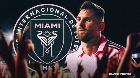 Write informative laconic excerpt under 30 words in mexican spanish for news below. Do not wrap it into quotation marks or html tags. playWhy Messi is an added pressure for Inter Miami (0:48)Ale Moreno talks about why having Lionel Messi at Inter Miami gives the team pressure to win titles. (0:48)Sep 13, 2024, 10:50 AM ETInter Miami head coach Gerardo "Tata" Martino confirmed Lionel Messi will be available to play against the Philadelphia Union on Saturday at Chase Stadium in Fort Lauderdale, Florida.Messi is set to return to action for Miami for the first time in two months, after suffering a right ankle sprain during the 2024 Copa América final on July 14."He&apos;s fine," Martino said. "Yesterday he returned to training. He is contemplated for tomorrow&apos;s game and after training we will define the strategy for him, but he is available. We are going to once again have the best player in the world within the team so we are all happy about that situation."Messi drew concern over his availability after missing training on Wednesday due to a sore throat, but Martino has since explained his illness lasted one day. He returned to the field on Thursday, and participated in Friday&apos;s morning training session as well."Yes [there was concern], because it came together a bit with everything, the recovery of the ankle and just that throat condition he had, which prevented him from training," Martino said.Lionel Messi is expected to return to play on Saturday vs. the Philadelphia Union. Sam Navarro-USA TODAY Sports"But he had been training quite well and we always thought that Philadelphia was the game to return to. Luckily, this lasted only one day. Yesterday he already trained normally, we are just simply taking into account what has happened to define the strategy for tomorrow."Inter Miami currently leads the Supporters&apos; Shield and Eastern Conference standings with 59 points in 27 games and remains on course to break the Major League Soccer record for most points recorded in a single regular season.The team previously clinched a 2024 MLS playoff slot, returning to the postseason after failing to qualify in 2023. ,Lionel Messi reaparecerá por Inter Miami en el juego contra Philadelphia Union tras lesión de tobillo en Copa América.