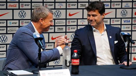 Write informative laconic excerpt under 30 words in mexican spanish for news below. Do not wrap it into quotation marks or html tags. playPochettino: U.S. has to believe it can win 2026 World Cup (2:07)Mauricio Pochettino hopes the USMNT are aiming high when it comes to hosting the World Cup on home soil in 2026. (2:07)Sep 13, 2024, 12:16 PM ETMauricio Pochettino began his tenure as United States men&apos;s national team coach saying his players should aspire to achieve as much as the American women."We are here because we want to win," he said Friday at his introductory news conference. "We have many examples next to us we need to follow."While the U.S. men haven&apos;t reached the World Cup quarterfinals since 2002 and have never won the sport&apos;s top tournament, the American women have won four World Cups and five Olympic gold medals."We need to believe we can win the World Cup," he said.A 52-year-old Argentine, Pochettino will be coaching a national team for the first time, becoming the 10th U.S. coach in 14 years and its first foreign-born leader since Jurgen Klinsmann from 2011-16. He was hired to replace Gregg Berhalter, who was fired from his second term on July 10, a week after the Americans were eliminated in the first round of the Copa América.Emma Hayes, who coached at Chelsea before becoming United States women&apos;s coach this year, helped recruit her former club colleague."I didn&apos;t need to ask. She explained everything," he said.Wearing a dark jacket, white dress shirt with no tie and a pocket square, Pochettino was flanked by U.S. Soccer Federation president Cindy Parlow Cone, CEO JT Batson and sporting director Matt Crocker, who knew Pochettino from their time together at Southampton a decade ago.While some have proclaimed the current group the most talented the U.S. has produced, Pochettino was slightly more restrained in his assessment calling it a "very good generation of players."U.S. Soccer&apos;s Matt Crocker, left, sits along with Mauricio Pochettino on Friday at an introductory news conference. Lucas Boland-Imagn Images"We need to show that we play like a collective on the pitch," he said.Pochettino arrived in the U.S. on Wednesday, a day after his deal was announced, and dined Thursday night with American soccer stakeholders.His news conference -- on Friday the 13th, for those who are superstitious -- was in a Warner Bros. Discovery screening room at 30 Hudson Yards on the far west side of Manhattan, just eight blocks from Berhalter&apos;s introduction at Glasshouse Chelsea on Dec. 4, 2018.Pochettino has led Espanyol in Spain (2009-12), Southampton (2013-14), Tottenham (2014-19) and Chelsea (2023-24) in England and Paris Saint-Germain in France (2021-22), leaving after winning a Ligue 1 title.Pochettino had 637 days before the Americans&apos; World Cup opener in Inglewood, California, on June 12, 2026. His first games will be friendlies against Panama on Oct. 12 at Austin, Texas, and at Mexico three days later, and his first competitive matches will be in a two-leg Concacaf Nations League quarterfinal in November.Pochettino is likely to have his full player pool available for just eight one-week training periods before the team gathers ahead of the World Cup. The Americans are thin at goalkeeper and central defense and have had difficulty maintaining on-field discipline. ,El nuevo entrenador de la selección de fútbol de EE. UU., Mauricio Pochettino, insta a sus jugadores a creer en ganar la Copa del Mundo 2026.