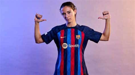 Write informative laconic excerpt under 30 words in mexican spanish for news below. Do not wrap it into quotation marks or html tags. Sep 20, 2024, 07:13 AM ETAitana Bonmatí recently penned a new world record deal with Barcelona. GettyBallon d&apos;Or winner Aitana Bonmatí has voiced concerns that Liga F is "stagnating" and believes the league should show humility and take inspiration from the Women&apos;s Super League (WSL) to reach its potential.Despite Spain&apos;s triumph at the 2023 World Cup, the league has struggled to develop, leading several players to move away to the WSL in England, the National Women&apos;s Soccer League (NWSL) in the United States and the Liga MX in Mexico.Bonmatí, widely regarded as the best female footballer in the world, has spent her entire career playing in Liga F. Despite Barcelona&apos;s success, she has expressed frustration over the league&apos;s insufficient support and infrastructure, which she believes are holding it back from becoming one of the best leagues in world football."Other leagues are overtaking us at an incredible speed, when we have the potential to be a top league, an example of a league," the 28-year-old told The Athletic."We are stagnating. We are not getting any better. The league does not even have a sponsor; what interest is being put into the league? Who is running the league?"We should be more humble and look at how the English leagues do things, and if those changes do not come then it is a sign of people who run this league not being interested in moving forward."Two of Bonmatí&apos;s compatriots and former Barcelona teammates -- Laia Codina and Mariona Caldentey -- have moved to the WSL in the past 12 months, both choosing to play for Arsenal.Codina signed for the north London side last season after Spain&apos;s World Cup win while Caldentey moved on a free transfer this summer and is set to make her WSL debut on Sunday against Manchester City.Caldentey shared Bonmatí&apos;s thoughts over the lack of development in Liga F, where she spent a decade playing for Barça."The Spanish League is not going how we would like it," she told BBC 5 Live Sport."When England won the Euros, everyone could see a really big change in the league and we missed [that] in Spain."We won the World Cup, and it changed nothing, so I think it [the WSL] is right now the best league to play in."Codina echoed her teammates&apos; feelings, adding: "I really feel that nothing changed in Spain [after winning the World Cup]."Here, you can see that everything is changing; everything is improving. The clubs are spending more money. Maybe that&apos;s why more Spanish players are coming here because it&apos;s a challenge and an exciting place."Of course, in the national team, they ask a lot [about the WSL]. They want to know how it is and how it is going here. I hope that we can bring more people here."Earlier this month, Bonmatí signed a new contract with the Champions League holders, committing her future to the club until 2028. Reigning WSL champions Chelsea had expressed interest in the midfielder and were willing to pay the €3 million ($3.35m) release clause, her agent Cristian Martin told Catalunya Radio.A source told ESPN that her new contract will make her the highest-paid women&apos;s player globally."My decision to stay is 100% because of Barça as a club and if my decision was focused on the league instead of the club, then I would not have stayed, this is clear," she said. ,La jugadora de fútbol Aitana Bonmatí criticó el estancamiento de la Liga F y abogó por inspirarse en la Women's Super League para alcanzar su potencial.