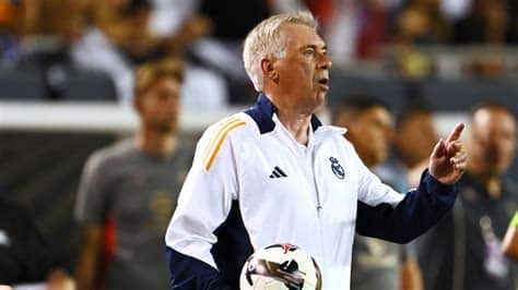 Write informative laconic excerpt under 30 words in mexican spanish for news below. Do not wrap it into quotation marks or html tags. playAncelotti wants less games to reduce injuries (1:12)Real Madrid boss Carlo Ancelotti wants there to be a reduction in the amount of games played to protect players from injuries. (1:12)Sep 20, 2024, 08:12 AM ETReal Madrid coach Carlo Ancelotti said he believes players would be willing to take a pay cut if it meant playing fewer games during the season.Top internationals competing in the expanded Champions League and the revamped Club World Cup could end up playing as many as 85 games this season, which has led some players to complain about the new schedule overload."Football needs to reflect because the aim is to try to play less games to have less injuries," Ancelotti said in Friday&apos;s news conference."If that leads to lowering salaries, the aim is for players to play less games so I don&apos;t think the players will have any problem to lower their wages if they play less."Earlier this week, Manchester City midfielder Rodri warned that players are close to strike action because of concerns over their increasing workload.Several players, including Real Madrid&apos;s Thibaut Courtois and Dani Carvajal have backed Rodri.Ancelotti said the players&apos; threat to go on strike will not change this season&apos;s calendar."The complaints of coaches and players is not going to change this season&apos;s calendar," Ancelotti said. "It&apos;s important to reflect on this and the players more so because they are getting tired. We have to analyse this. The players are thinking about changes in the future."Ancelotti also spoke about his team&apos;s form ahead of their game against Espanyol.Los Blancos go into Saturday&apos;s LaLiga game on the back of a hard-fought 3-1 home win over Stuttgart in their Champions League opener on Tuesday."Against Stuttgart we showed some great plays," Ancelotti said. "I think we play beautiful football. I see that our fans are loving how we are playing.Carlo Ancelotti said he thinks Real Madrid play beautiful football. Photo by Quinn Harris/Getty Images"Can we play better? Yes, sometimes. With our players, with our characteristics, we have to win and play well."We have to think about winning and hope not to have injuries. I hope to see the team improving, keep getting that good dynamic back."Madrid are third in LaLiga, four points adrift of leaders Barcelona after five games.There is room for improvement but Ancelotti knows it will take time."We are not at our best level but it&apos;s normal at this point of the season," Ancelotti said. "That normally comes in October or November. I think we are well."Asked if he has considered shifting to a four-man midfield line instead of his 4-3-3 formation to find more balance in the team, Ancelotti said: "Balance is a collective work. To add one more midfielder doesn&apos;t necessarily mean you have more balance."You can get that balance with a compact team that makes sacrifices. Little by little this is what we are going to achieve just as we&apos;ve managed in the past few years."Ancelotti confirmed that Endrick will start in more games for Madrid.The Brazilian teenage forward, who joined the club from Palmeiras this summer, has already scored in both LaLiga and the Champions League."He will be a starter in the next few games and in the future," Ancelotti said."I think that is obvious with the quality he has. He is very humble, he doesn&apos;t talk much but he works a lot and that&apos;s good for me."The Madrid boss also said France midfielder Eduardo Camavinga is close to coming back to action after recovering from a knee injury sustained in August."He will start to work with the team next week," Ancelotti said. "He is a very important player for us. He is going to offer a lot to the team." ,Ancelotti busca reducir partidos para evitar lesiones. Real Madrid y otros equipos enfrentan agotamiento por el exceso de juegos. Jugadores consideran huelga.