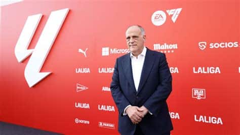 Write informative laconic excerpt under 30 words in mexican spanish for news below. Do not wrap it into quotation marks or html tags. Sep 20, 2024, 09:26 AM ETLaLiga president Javier Tebas has been given a "public reprimand" by Spain&apos;s Administrative Sports Court (TAD) over a complaint made by Real Madrid.The TAD had opened proceedings against Tebas in July after Madrid had lodged a complaint against him.LaLiga chief Javier Tebas avoided suspension in a TAD ruling. GettyMadrid accused the LaLiga chief of abuse of his powers and lack of transparency in calling and managing the assembly on August 2021, when the agreement with investment fund CVC over TV rights was discussed with clubs.While Tebas has avoided suspension, LaLiga said in a statement on Friday that it completely disagreed with TAD&apos;s resolution and that it will appeal against the ruling.The statement said: "TAD has ruled on a complaint from Real Madrid CF for having called the General Assembly of 12/08/2021 with eight days&apos; notice, instead of the required 10 days, using the urgent procedure, without expressly indicating the reasons for the urgency in the call."From LALIGA&apos;s point of view, there is no violation in the conduct of President Javier Tebas Medrano. Furthermore, the convening of the General Assembly complied with all statutory requirements."LaLiga clubs voted in December 2021 in favour of a €2bn ($2.2bn) investment deal with private equity firm CVC Capital Partners, despite the opposition from Real Madrid, Barcelona and Athletic Club. ,El presidente de LaLiga, Javier Tebas, recibe reprimanda pública de la Corte Administrativa Deportiva de España por queja de Real Madrid sobre falta de transparencia.