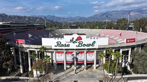 Write informative laconic excerpt under 30 words in mexican spanish for news below. Do not wrap it into quotation marks or html tags. The Rose Bowl in Pasadena, California, is among the venues selected to host games at the 2025 FIFA Club World Cup, with FIFA targeting an announcement on the full list of venues in the upcoming weeks, sources told ESPN.Other venues under consideration, sources said, include Seattle&apos;s Lumen Field, Orlando&apos;s Inter.Co Stadium, Atlanta&apos;s Mercedes-Benz Stadium and Red Bull Arena in Harrison, New Jersey, though none of these have yet been confirmed.The Guardian was the first to report the Club World Cup venues, while also mentioning that MetLife Stadium in East Rutherford, New Jersey, Hard Rock Stadium in Miami Gardens, Florida, and an undisclosed venue in the Philadelphia area are also set to be named.The Club World Cup has long been pushed by FIFA president Gianni Infantino in an effort for world soccer&apos;s governing body to garner more of the revenue pouring into the club game. FIFA had planned to launch the expanded version of the tournament, initially with 24 teams, in 2021 in China, but the COVID-19 pandemic forced its cancellation.FIFA confirmed in June 2023 that it would launch a 32-team Club World Cup in the U.S. in 2025, scheduling the tournament over a four-week period from June 15-July 13.But FIFA has run into opposition from other stakeholders in the sport. Players, coaches, and unions -- including FIFPRO and the Professional Footballers&apos; Association (PFA) in England -- have all flagged concerns over an increasing workload. Sources have told ESPN that the Premier League is concerned by the imposition of the Club World Cup in the summer window -- a space usually taken by international soccer.There is congestion in the U.S. as well, with the Concacaf Gold Cup set to take place in a similar timeframe, from June 14 to July 6.To that end, sources have said that the Club World Cup was slated to take place on the East Coast of the U.S. while the Gold Cup would be held mostly in West Coast venues. But the participation of the Seattle Sounders has complicated matters, hence the possible inclusion of Lumen Field as one of the stadiums used for the Club World Cup.While the logo and audio signature for the competition was announced on Sept. 4, there are still plenty of details that remain to be ironed out.FIFA announced in mid-July that it had opened a bidding tender for broadcast rights after it was reported that talks with Apple had stalled due to the tech giant&apos;s $1 billion bid falling way short of FIFA&apos;s $4 billion asking price. The Athletic reported that FIFA held a call with potential broadcasters earlier this week in a bid to move the process along, but little to no progress has been made.Information from ESPN&apos;s Lizzy Becherano and Mark Ogden contributed to this report. ,El Rose Bowl en Pasadena, California, entre las sedes seleccionadas para albergar partidos en el Mundial de Clubes FIFA 2025. Otros lugares bajo consideración.