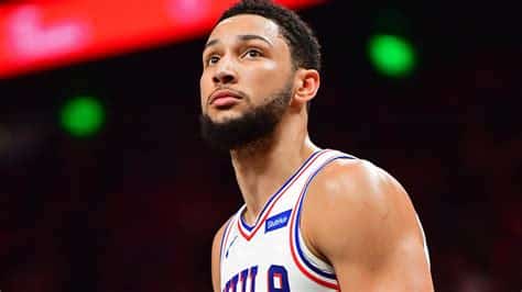 Write informative laconic excerpt under 30 words in mexican spanish for news below. Do not wrap it into quotation marks or html tags. Ben Simmons podría ser una pieza clave en la ofensiva de los Brooklyn Nets, quienes necesitan un jugador con habilidades de manejo de balón y distribución. La temporada pasada, Simmons promedió solo 10.6 puntos, 6.8 rebotes y 6.5 asistencias por juego, mostrando una disminución en su rendimiento desde sus primeras tres temporadas en la liga. A pesar de las lesiones y la falta de confianza en su tiro, Simmons todavía tiene potencial y podría tener un gran impacto en los Nets si recupera su forma anterior.,Ben Simmons, posible fichaje clave para los Brooklyn Nets, a pesar de sus números a la baja, sigue siendo una promesa con potencial de impacto.