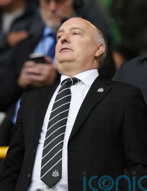 Write informative laconic excerpt under 30 words in mexican spanish for news below. Do not wrap it into quotation marks or html tags. Sep 27, 2024, 08:08 AM ETDarren Eales will step down as Newcastle CEO. Serena Taylor/Newcastle United via Getty ImagesNewcastle United CEO Darren Eales will step down from his position after being diagnosed with a chronic form of blood cancer, the Premier League club said on Friday.Eales, 52, moved to Newcastle in July 2022 from Major League Soccer club Atlanta United, where he served as the President and Chief Executive from when the team was founded in 2014.During his time at St James&apos; Park, Newcastle reached a first domestic cup final in 24 years, losing the League Cup final to Manchester United in 2023, and also returned to the Champions League last season."Being CEO of Newcastle United is an extraordinary privilege and I am incredibly proud to be part of the club&apos;s exciting journey," Eales said in a statement."However, it has become apparent to me that now is the right time to make this decision so that I can prioritise my health and my family."In the short term, it will be business as usual in terms of running the club&apos;s day-to-day operations, and I will give my full support to a transitionary period that will enable the board to carefully assess and appoint my successor."I&apos;m proud of what we have collectively achieved and I&apos;m excited to see what&apos;s ahead for everyone as the club builds towards a future of sustained success."Eales will continue to lead the club&apos;s executive team until a successor is appointed, Newcastle said. ,Darren Eales renuncia como CEO de Newcastle United debido a un cáncer sanguíneo crónico. Club buscará sucesor. Eales liderará equipo ejecutivo mientras tanto.