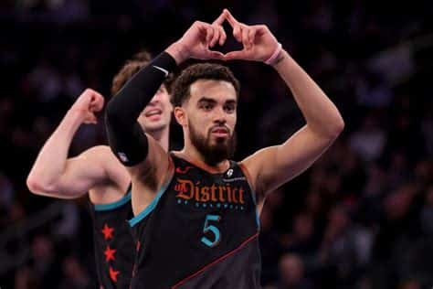 Write informative laconic excerpt under 30 words in mexican spanish for news below. Do not wrap it into quotation marks or html tags. El base Tyus Jones se une a los Grizzlies de Memphis para la temporada 2019-2020 de la NBA. Firmó un contrato de tres años por $24 millones. Jones jugó como base suplente detrás de Ja Morant, promediando 6.9 puntos, 4.8 asistencias, 2.0 rebotes y 1.2 robos por partido. A pesar de tener un rol limitado, Jones demostró habilidades defensivas y de distribución de balón, convirtiéndose en líder de la segunda unidad de los Grizzlies.,El base Tyus Jones refuerza a los Grizzlies de Memphis en la NBA con contrato de $24 millones. Buen desempeño como base suplente.