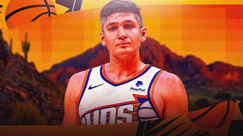 Write informative laconic excerpt under 30 words in mexican spanish for news below. Do not wrap it into quotation marks or html tags. Grayson Allen fue enviado a los Suns de Phoenix como parte de un intercambio que llevó a Damian Lillard a los Bucks de Milwaukee.A pesar de sus actuaciones consistentes en temporadas anteriores, Allen probablemente no tendrá un papel titular en los Suns, pero podría ser una opción sólida desde el banquillo.Su habilidad para lanzar triples será un activo valioso para los Suns, quienes cuentan con jugadores como Kevin Durant, Devin Booker y Bradley Beal.,Grayson Allen se une a los Suns de Phoenix tras intercambio por Damian Lillard. Contribuirá con su habilidad en triples desde el banquillo.