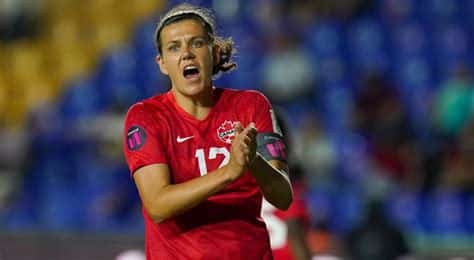 Write informative laconic excerpt under 30 words in mexican spanish for news below. Do not wrap it into quotation marks or html tags. Sep 27, 2024, 12:10 PM ETPortland Thorns forward Christine Sinclair, the leading goal scorer in international soccer history, will retire at the end of the 2024 National Women&apos;s Soccer League season, she announced on Friday.Sinclair&apos;s final regular-season game will be Nov. 1 against Angel City FC in Portland, where the Thorns will honor her career. Portland sits seventh in the standings, with the top eight teams making the NWSL playoffs this year.Sinclair&apos;s 190 international goals for Canada are more than any man or woman in history. She retired from Canada duty at the end of 2023, ending a 20-year international career that included six World Cups and four Olympics, including two bronze medals and an Olympic gold medal in 2021.In 2020, Sinclair eclipsed former United States forward Abby Wambach as the leading international scorer.Portland has been home to Sinclair since the inaugural NWSL season in 2013, and she has been integral to making the Thorns a perennial contender and one of the most recognizable women&apos;s soccer teams globally.She was allocated to the Portland Thorns and helped the team win the first league championship in 2013, going on to add two more NWSL titles, in 2017 and 2022.She is the only player who remains with the Thorns from the team&apos;s inception.Sinclair, who grew up just outside of Vancouver, Canada, also won a pair of NCAA national championships with the University of Portland, in 2002 and 2005. She twice won the MAC Herman Trophy, given to college soccer&apos;s best player.Christine Sinclair helped Canada win gold at the Tokyo Olympics. Naomi Baker/Getty ImagesShe was a free agent each of the past two seasons but decided to stay in Portland each time. Sinclair signed another a one-year contract with the Thorns at the start of 2024.Winning has followed Sinclair throughout her career. She signed with FC Gold Pride ahead of the launch of Women&apos;s Professional Soccer (WPS) in 2009 and won a championship with that team the following year.FC Gold Pride folded, and Sinclair, along with six-time world player of the year Marta, moved to the Western New York Flash, where they won another WPS title before the league folded in early 2012.There was loose speculation that the 41-year-old might be tempted to play one more year in her hometown, with Canada launching a first-division women&apos;s league -- the Northern Super League -- in 2025.Sinclair played semi-professionally for the Vancouver Whitecaps in the first iteration of the USL W-League in the early 2000s. The USL W-League was the highest level of women&apos;s soccer in the U.S. and Canada at the time, during the years when there was no professional league in the U.S. Vancouver won the league title in 2006.The Thorns will play the existing iteration of the Whitecaps in downtown Vancouver&apos;s BC Place on Oct. 15 in their final group match of the inaugural Concacaf W Champions Cup.BC Place was the site of Sinclair&apos;s final game for Canada last year. It was temporarily renamed "Christine Sinclair Place." ,La máxima goleadora de la historia del fútbol internacional, Christine Sinclair, se retirará al final de la temporada 2024 de la NWSL.