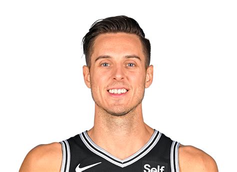 Write informative laconic excerpt under 30 words in mexican spanish for news below. Do not wrap it into quotation marks or html tags. Zach Collins, jugador de baloncesto de los San Antonio Spurs, ha tenido dificultades para establecerse como un productor consistente en la NBA. En la temporada pasada, promedió 14.8 puntos, 7.9 rebotes, 3.8 asistencias y 1.7 robos y bloqueos en 26 juegos como titular. La llegada de Victor Wembanyama ha complicado aún más la situación de Collins, ya que hay incertidumbre sobre quién será el centro titular. Collins sería la opción preferida debido a su habilidad para jugar cerca del aro, lo que permitiría que Wembanyama juegue más en el perímetro. A pesar de las lesiones que han afectado su carrera, Collins todavía tiene potencial como un centro moderno que puede aportar en ambos extremos de la cancha. Aunque es probable que comience la temporada como suplente, podría ganar más minutos si las circunstancias le favorecen.,Zach Collins, luchando por su lugar en los Spurs de la NBA ante la llegada de Wembanyama. A pesar de lesiones, conserva potencial como center versátil.