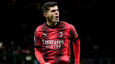 Write informative laconic excerpt under 30 words in mexican spanish for news below. Do not wrap it into quotation marks or html tags. Sep 27, 2024, 05:06 PM ETChristian Pulisic scored in his fifth straight game for club and country as his AC Milan side eased to a 3-0 win over Leece in Italy&apos;s Serie A on Friday.Pulisic&apos;s 43rd-minute finish was his fourth goal in as many games for Milan, while he also scored in the United States&apos; friendly with New Zealand earlier this month.Milan netted three goals in five minutes shortly before half-time on Friday to secure victory at the San Siro.Álvaro Morata put the home side ahead with a glancing header from Theo Hernández&apos;s free kick after 38 minutes. Hernandez then ran on to a pass from Rafael Leão and lashed the ball into the roof of the net from a tight angle two minutes later, before Pulisic made it 3-0.Christian Pulisic has been in fine form for AC Milan this season. Image Photo Agency/Getty Images)It was the American&apos;s fifth goal in seven games this season and takes his combined total of goals and assists since joining the Rossoneri in June last year to 32, higher than anyone else in the Serie A.Davide Bartesaghi was shown a straight red card for Milan with 10 minutes remaining but it was too late to give Lecce hopes of a comeback.The victory takes Milan to 11 points and joint top of the league with Torino, although the Turin club has a game in hand against Lazio on Sunday.Lecce remains fourth from bottom of the 20-team league, with just one win and five points from its first six games.Information from The Associated Press contributed to this report. ,Christian Pulisic brilló con AC Milan al marcar su quinto gol consecutivo en la victoria 3-0 sobre Lecce en la Serie A de Italia.