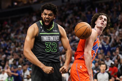 Write informative laconic excerpt under 30 words in mexican spanish for news below. Do not wrap it into quotation marks or html tags. El jugador de baloncesto Karl-Anthony Towns ha experimentado una disminución en su producción en las últimas temporadas, ya que ha fallado en alcanzar los dobles-dobles en los dos últimos años. Towns ha tenido problemas de lesiones en las últimas temporadas, jugando 50 o menos partidos en tres de las últimas cuatro temporadas. A pesar de las lesiones, Towns sigue siendo uno de los mejores jugadores de fantasía en la posición de centro, gracias a su capacidad para anotar desde el perímetro y su eficiencia en tiros de campo.,Karl-Anthony Towns, jugador de baloncesto, enfrenta una disminución en su producción debido a lesiones, pero sigue siendo una estrella en fantasía.