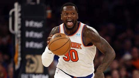 Write informative laconic excerpt under 30 words in mexican spanish for news below. Do not wrap it into quotation marks or html tags. Julius Randle tuvo una temporada sólida, promediando 25.1 puntos, 10.0 rebotes, 4.1 asistencias y 2.8 triples por partido. Sin embargo, tiene problemas en la eficiencia de tiro y en la línea de tiros libres, lo que limita su valor en el fantasy y su impacto en los playoffs. Fuente: Reporte de temporada 2022-23. Randle lideró a los Knicks en una sorprendente carrera a los playoffs hace dos temporadas, pero el año pasado tuvo un retroceso en su producción ofensiva. Su porcentaje de tiro disminuyó significativamente, especialmente desde el rango de tres puntos. Además, la llegada de Jalen Brunson y otros movimientos en el equipo podrían afectar su producción. Fuente: Reporte de temporada 2021-22. Randle tuvo su mejor temporada en 2020-21, ganando el premio al Jugador Más Mejorado y siendo seleccionado en el Segundo Equipo All-NBA. Promedió 24.1 puntos, 10.2 rebotes y 6.0 asistencias por juego. Sin embargo, su rendimiento en los playoffs fue decepcionante y los fichajes de Evan Fournier y Kemba Walker podrían reducir su protagonismo en la ofensiva de los Knicks. Fuente: Reporte de temporada 2020-21.,Julius Randle: altibajos en eficiencia y producción ofensiva. Potencial limitado en fantasy y playoffs debido a problemas en tiros y competencia en el equipo.