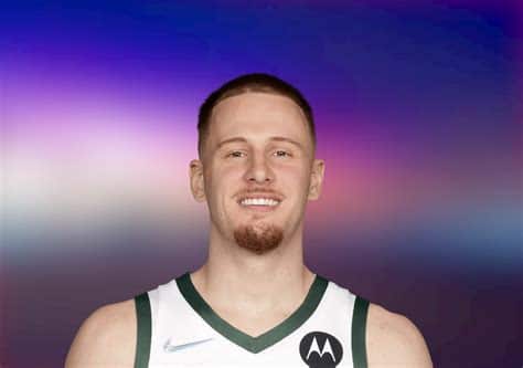 Write informative laconic excerpt under 30 words in mexican spanish for news below. Do not wrap it into quotation marks or html tags. Donte DiVincenzo se une a los New York Knicks para la temporada 2022-2023 como suplente. DiVincenzo ha tenido un desempeño sólido como jugador de rol en temporadas anteriores. Es posible que DiVincenzo tenga dificultades para obtener minutos significativos debido a la competencia en la rotación de los Knicks.,Donte DiVincenzo llega a los New York Knicks como reserva para la próxima temporada. Su papel de jugador de rol puede ser desafiante con la competencia en el equipo.