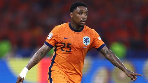 Write informative laconic excerpt under 30 words in mexican spanish for news below. Do not wrap it into quotation marks or html tags. Steven Bergwijn left Ajax this summer to move to the Saudi Pro League. Alex Grimm/Getty ImagesSteven Bergwijn has hit back at Ronald Koeman and said he has no desire to play for the Netherlands coach after he criticised the winger&apos;s move to Saudi Arabia.Koeman said "the book" was closed on Bergwijn&apos;s Netherlands career after he moved from Ajax to Al Ittihad, and questioned the motive behind the move, suggesting he chose financial ambitions over sporting growth. Bergwijn has since had his say, in an interview with De Telegraaf, and said he has no desire to play under Koeman while he is in charge of the Dutch team."I don&apos;t even want to play under Koeman anymore," Bergwijn, 26, said in the interview. "If he had been a committed national coach, he would have called me first. Now I had to hear about it on TV. I&apos;ve had many beautiful moments with him, so this is far too easy and I&apos;m disappointed with him."I have always considered it an honour to play for Oranje. But under this national coach, I no longer want to do that. With someone who deliberately portrays me like that in the media, I am done. But who knows if there will be a new national coach in the future."I myself will never close the door. And I will only support my teammates at Oranje, just as they do with me. I have only received good messages from the internationals after my transfer. Everyone is happy for me. That is how it can be."Bergwijn moved from Ajax to Al Ittihad on Sept. 2 in a deal worth €21 million ($23.3m). The move will see him play under Laurent Blanc in Saudi Arabia in a team that includes N&apos;Golo Kanté, Karim Benzema, Fabinho, Houssem Aouar, Predrag Rajkovic and Moussa Diaby. But it angered Koeman."He could have stayed at Ajax, couldn&apos;t he? And I think they pay OK at Ajax too," Koeman said. "But yes, it&apos;s his choice. I think when you are 26 the main ambition should be sporting and not financial, but those are choices players make."Koeman&apos;s comments were queried by journalists who pointed out how he picked Georginio Wijnaldum in the Dutch squad for the Euros. Wijnaldum plays for Al Ettifaq in the Saudi Pro League. "Georginio Wijnaldum once went that way because he had a problem at Paris Saint-Germain," Koeman said. "He could only go to that country to play football until January. "In Bergwijn&apos;s case is that he goes at the age of 26, sporting ambition does not prevail. Not everyone thinks, fortunately, the same way."This also angered Bergwijn. "If he had called me or shown interest in some other way, he would have heard my side of the story. How can you say such things without having spoken to me? It&apos;s true that I&apos;m 26. But can you only take such a step when you&apos;re 32? I&apos;m improving in every way, I&apos;m a thousand percent behind my choice and I&apos;m happy with my new club." ,Steven Bergwijn rechaza jugar para Ronald Koeman después de críticas por su traslado a Arabia Saudita. Koeman cuestionó su ambición financiera sobre el crecimiento deportivo.