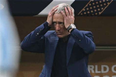 Write informative laconic excerpt under 30 words in mexican spanish for news below. Do not wrap it into quotation marks or html tags. Sep 6, 2024, 07:43 PM ETFrance manager Didier Deschamps spoke before Friday&apos;s game with Italy about using the Nations League as an opportunity to test new players, and after their 3-1 defeat in Paris, that plan has not changed.Deschamps was heavily criticised after Euro 2024, where, despite his side reaching the semifinals, they had failed to impress, and against Italy he gave forward Michael Olise his debut, and also brought on midfielder Manu Kone for his first game."It&apos;s a question of balance/imbalance, the team is young and some made their debuts today," Deschamps said."I know that by not putting the starting team on the pitch I took some risks and this damaged the overall performance."Dider Deschamps said he was undeterred despite France&apos;s surprise loss to Italy. FRANCK FIFE/AFP via Getty ImagesAt the Euros, France conceded three goals in their six games, but conceded three at home to Italy where Deschamps had left Jules Kounde and Dayot Upamecano on the bench with Ibrahima Konate and Jonathan Clauss starting instead."The defence has changed, I&apos;ve already said that. The time has come to give playing time to as many players as possible and tonight in front of high-level opponents we paid dearly," the manager said."In the next game that vision of things will not change, it is time to do it."France got off to the perfect start, with Bradley Barcola putting them in front after 12 seconds, but they allowed Italy back into the game and failed to deal with the opponents tactics."We had a great start after the goal, immediately put good pressure on the opponent, but then things got a bit more complicated," Deschamps said."When there are goals there are also mistakes, but tonight from an athletic point of view we were already lacking in the second part of the first half."In the second half we started again with good intentions, but then they scored the 1-2 and with this low block Italy managed to play on the counter."Deschamps has little time to put things right and they need to get over this loss quickly with France hosting Belgium on Monday."This defeat hurts everyone tonight. I always look at the facts, regardless of the circumstances," Deschamps said."Congratulations to Italy, they did what had to be done to win. We had some failings and now we have to prepare for Belgium." ,El técnico de Francia, Didier Deschamps, mantiene su plan de probar nuevos jugadores en la Nations League tras la derrota 3-1 ante Italia.