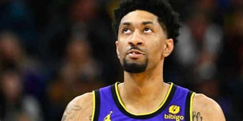 Write informative laconic excerpt under 30 words in mexican spanish for news below. Do not wrap it into quotation marks or html tags. El jugador de baloncesto Christian Wood ha firmado un contrato de dos años y $5.7 millones con los Lakers de Los Ángeles después de haberse unido al equipo en septiembre. Wood, quien jugó la temporada pasada con los Mavericks de Dallas, promedió 16.6 puntos, 7.3 rebotes, 1.8 asistencias y 1.1 bloqueos en 26.0 minutos por partido. Aunque Wood competirá por un puesto en la rotación de los Lakers, la presencia de LeBron James y Anthony Davis en el equipo dificultará su capacidad para generar valor de fantasía de manera consistente.,Christian Wood firma con los Lakers por $5.7 millones tras temporada con Dallas. Competirá por puesto con LeBron y Davis. Difícil en fantasía.